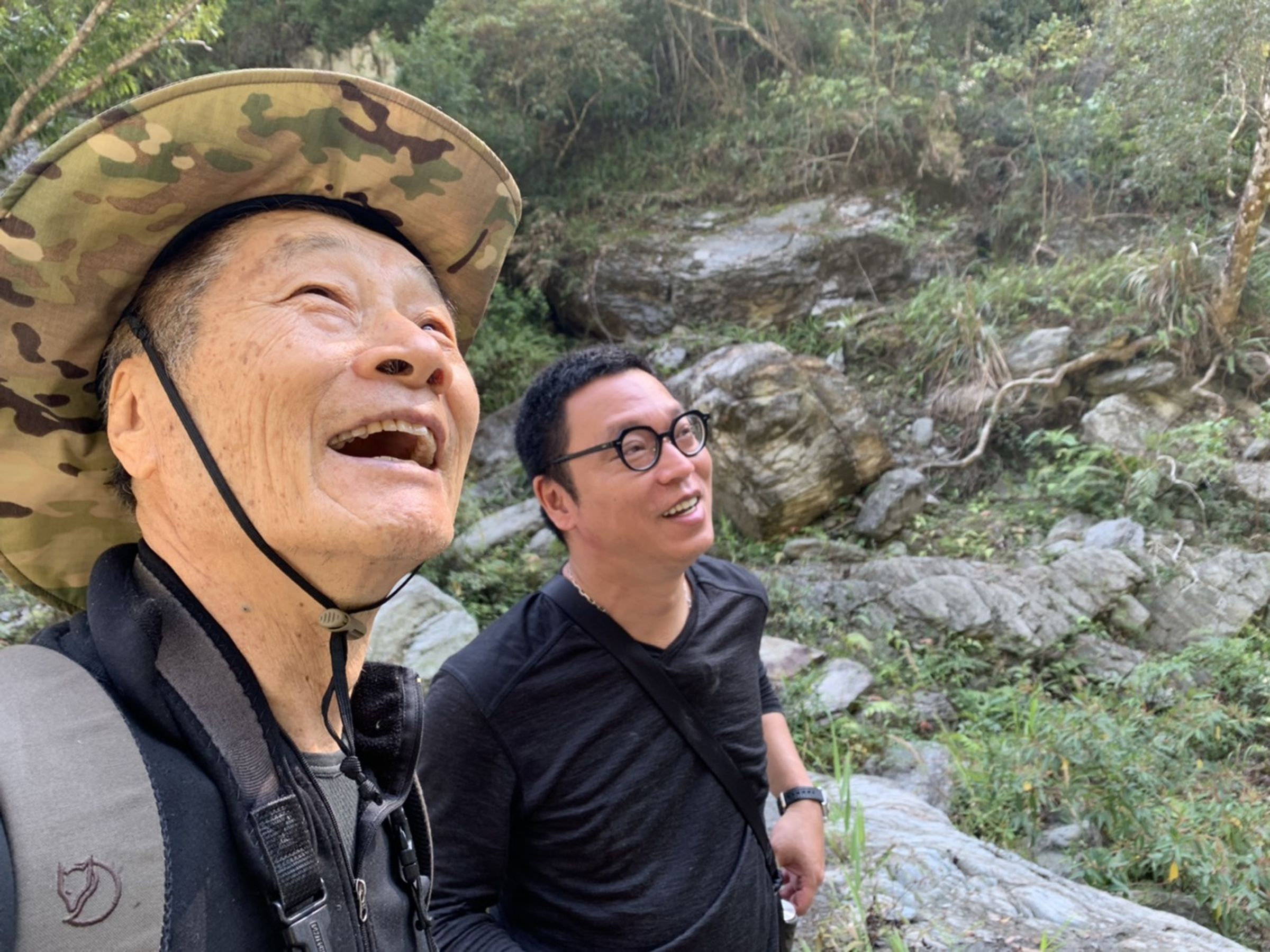 徐仁修（左）和沈可尚導演（右）一起走遍美麗的荒野，也到太魯閣捕捉台灣之美。（牽猴子提供）
