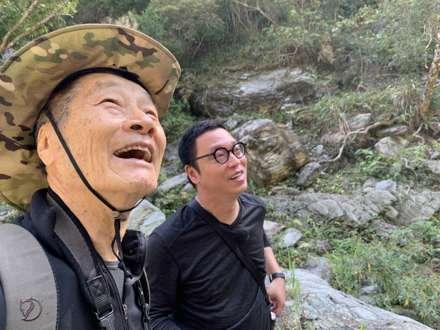 徐仁修(左)和沈可尚導演(右)一起走遍美麗的荒野,也到太魯閣捕捉台灣之美。(牽猴子提供)