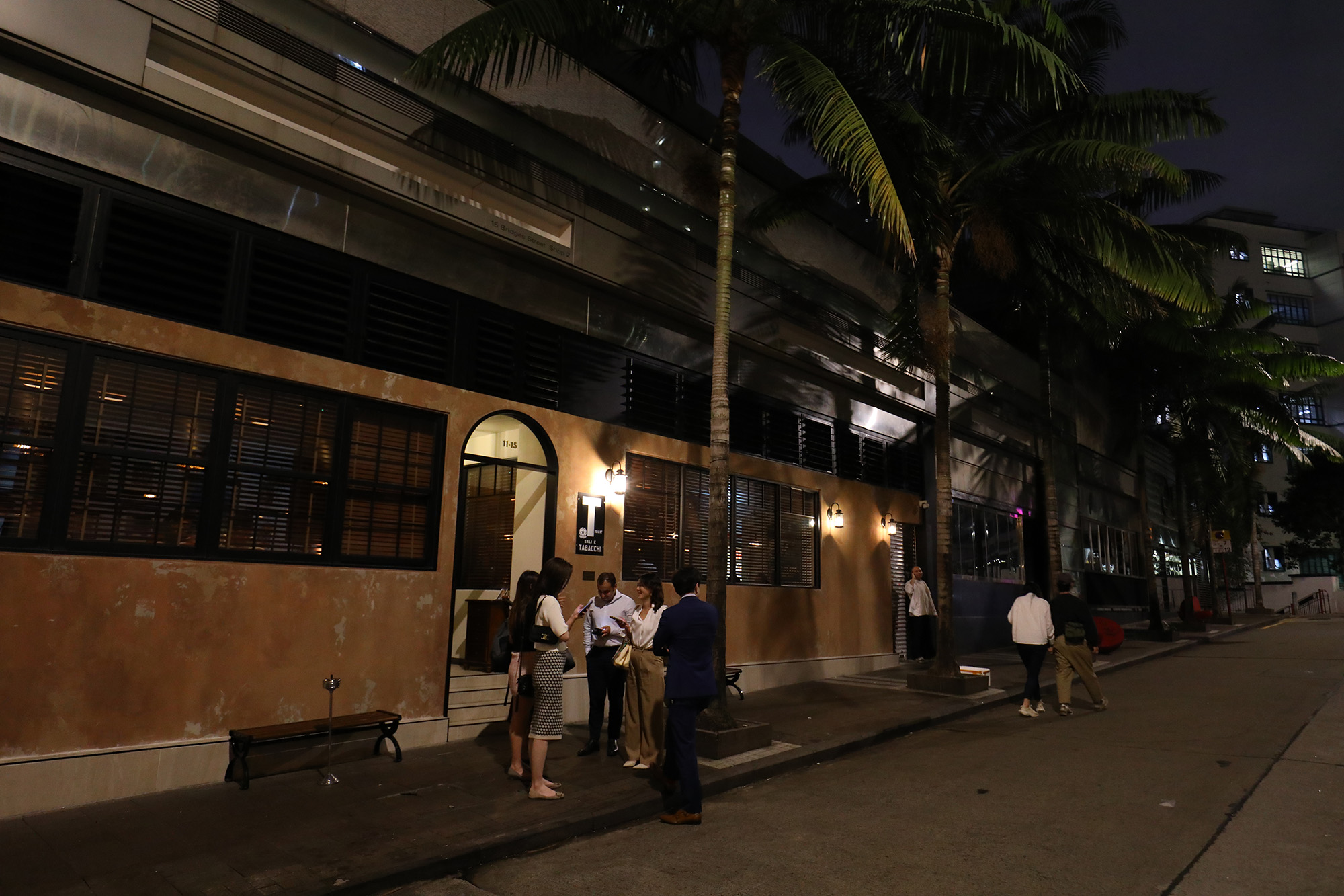 Bar Leone的外觀非常低調,招牌也小到根本看不見。