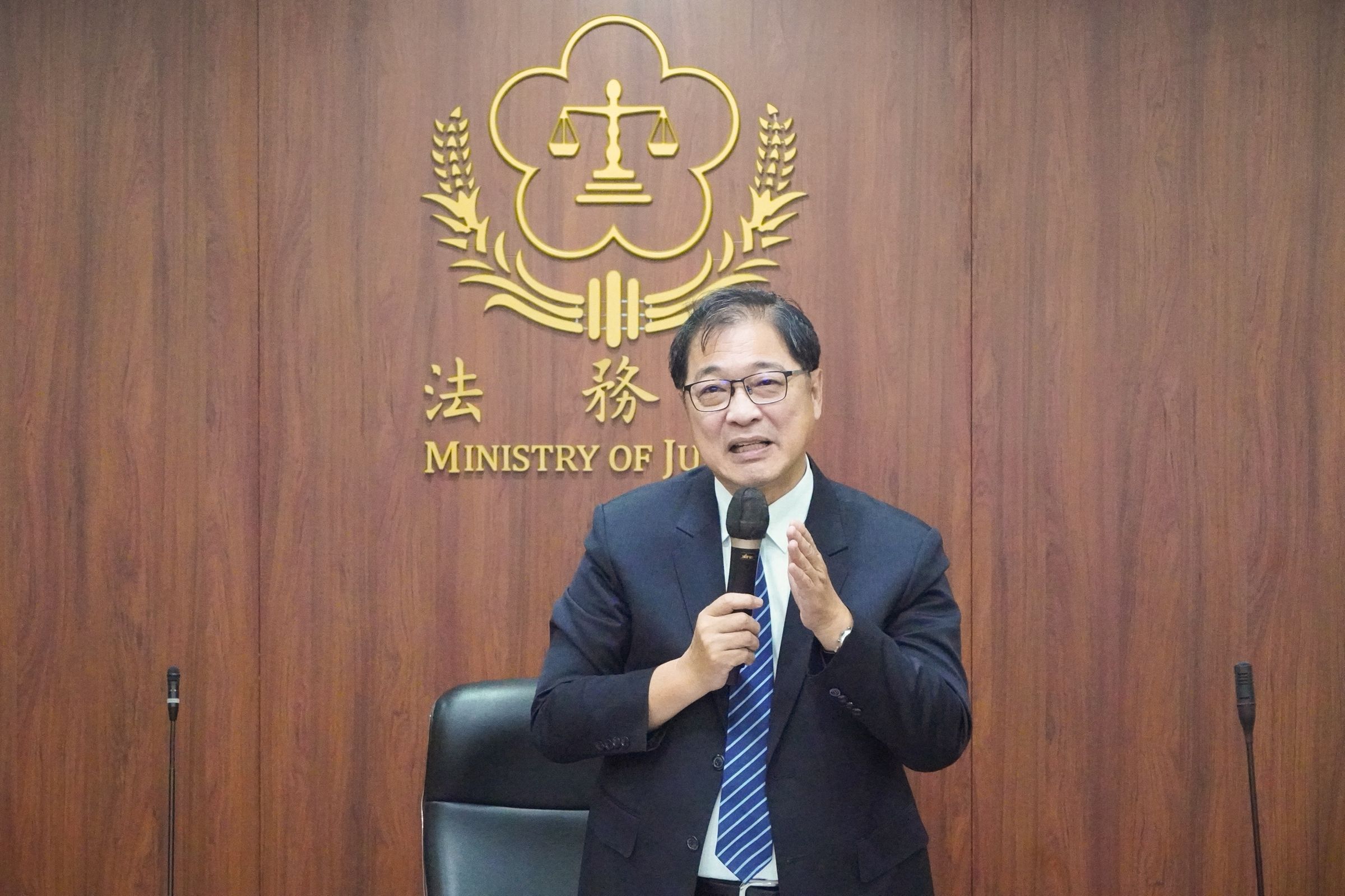 法務部長鄭銘謙指示矯正署長林憲銘與台南監獄典獄長邱泰民要辦好《矯正機關教化藝文及技訓作業聯合展售會》活動，不僅要讓外界對親民的價格很有感，更要讓收容人蛻變的成果能被社會親眼看見、親身體會與親口品嘗！（法務部提供）