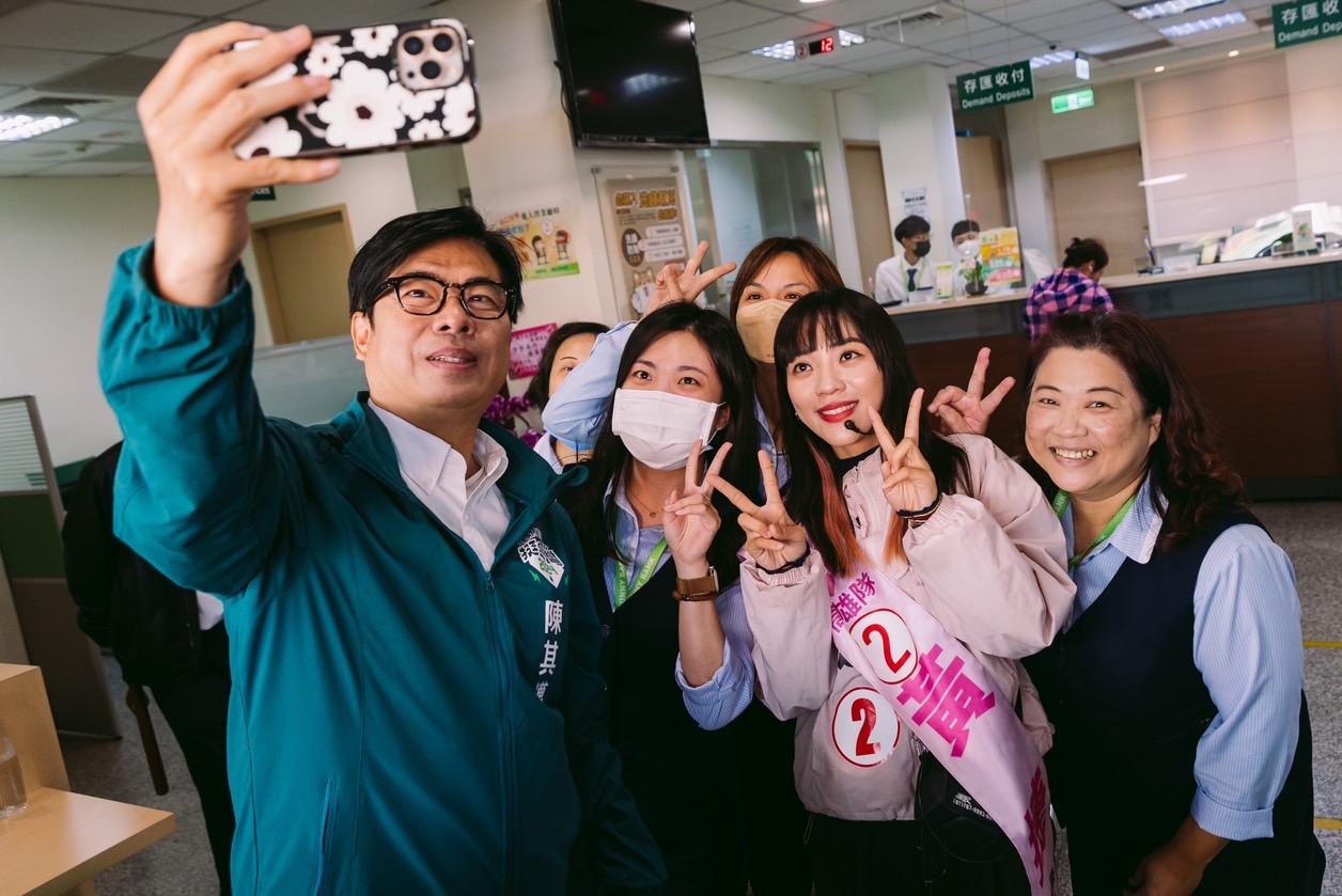高雄市長陳其邁陪同立委候選人黃捷掃街拜票，熱烈回應民眾自拍合照。（黃捷服務處提供）