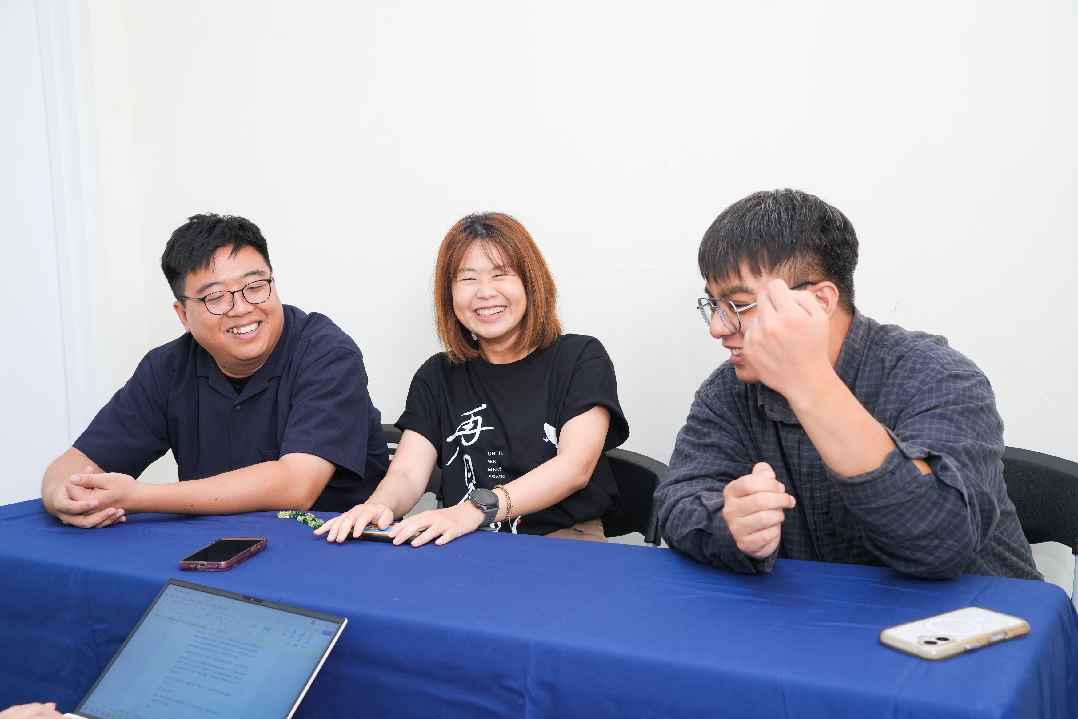 導演吳宗叡（左）與李權洋（右）、編劇吳岱芸（中）對韓國演員表演留下深刻印象。