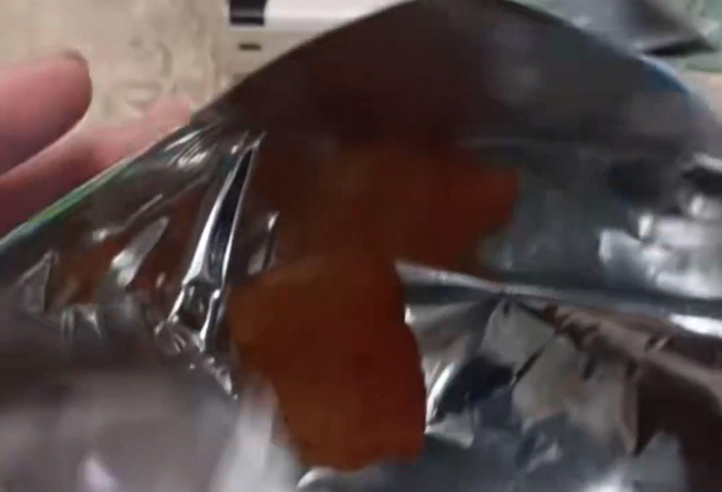 中國民眾買到空氣包,1包洋芋片內容物竟然只有「1片」。(翻攝自觀察者App)
