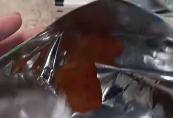 中國民眾買到空氣包，1包洋芋片內容物竟然只有「1片」。（翻攝自觀察者App）