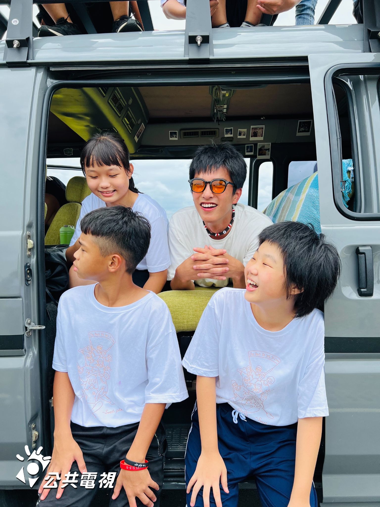 曾敬驊(右上)經歷實境秀旅程後,變得開始喜歡自己。(公視提供)