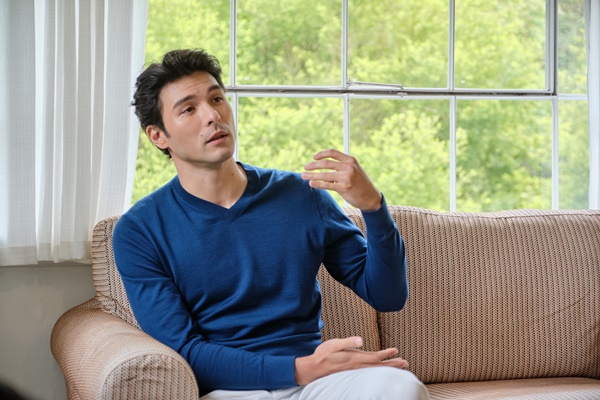 鳳小岳分享每日清晨深呼吸的儀式，與Blueair一同守住家的空氣純淨。