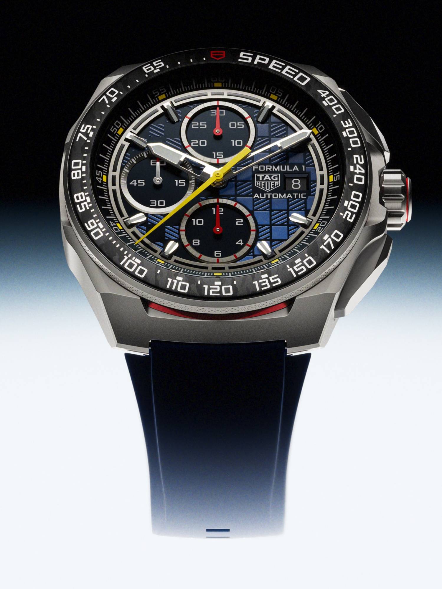 Formula 1 Chronograph Oracle Red Bull Racing 泰格豪雅與F1賽車的長期合作夥伴「甲骨文紅牛車隊」聯名推出的特別版錶款,採用直徑44毫米的灰色噴砂2級鈦金屬錶殼,配以鍛造碳纖維錶圈,防水性能200米。藍色蛋白石材質面盤飾以方格旗雕紋,並以紅色與黃色塗漆指針強調速度感,搭載Calibre 16自動上鏈計時機芯。 功能:時、分、小秒針指示;計時碼錶;日期顯示 機芯:自動上鏈機芯 定價:約NT$178,400