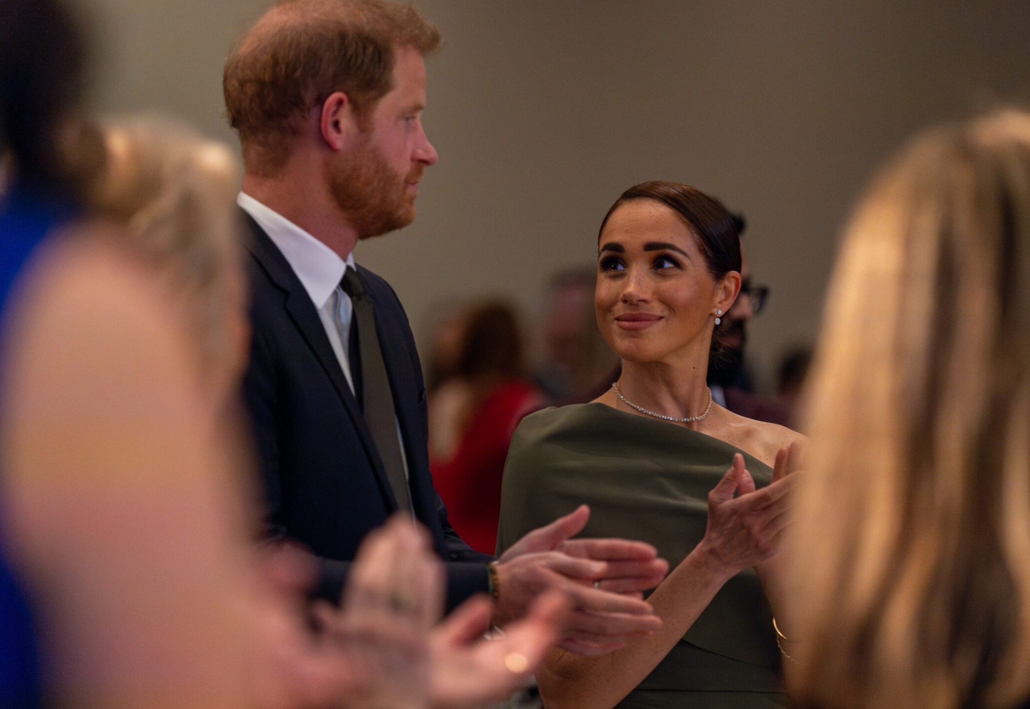 哈利王子(左)與梅根(右)脫離英國王室已經4年。(翻攝sussex.com)