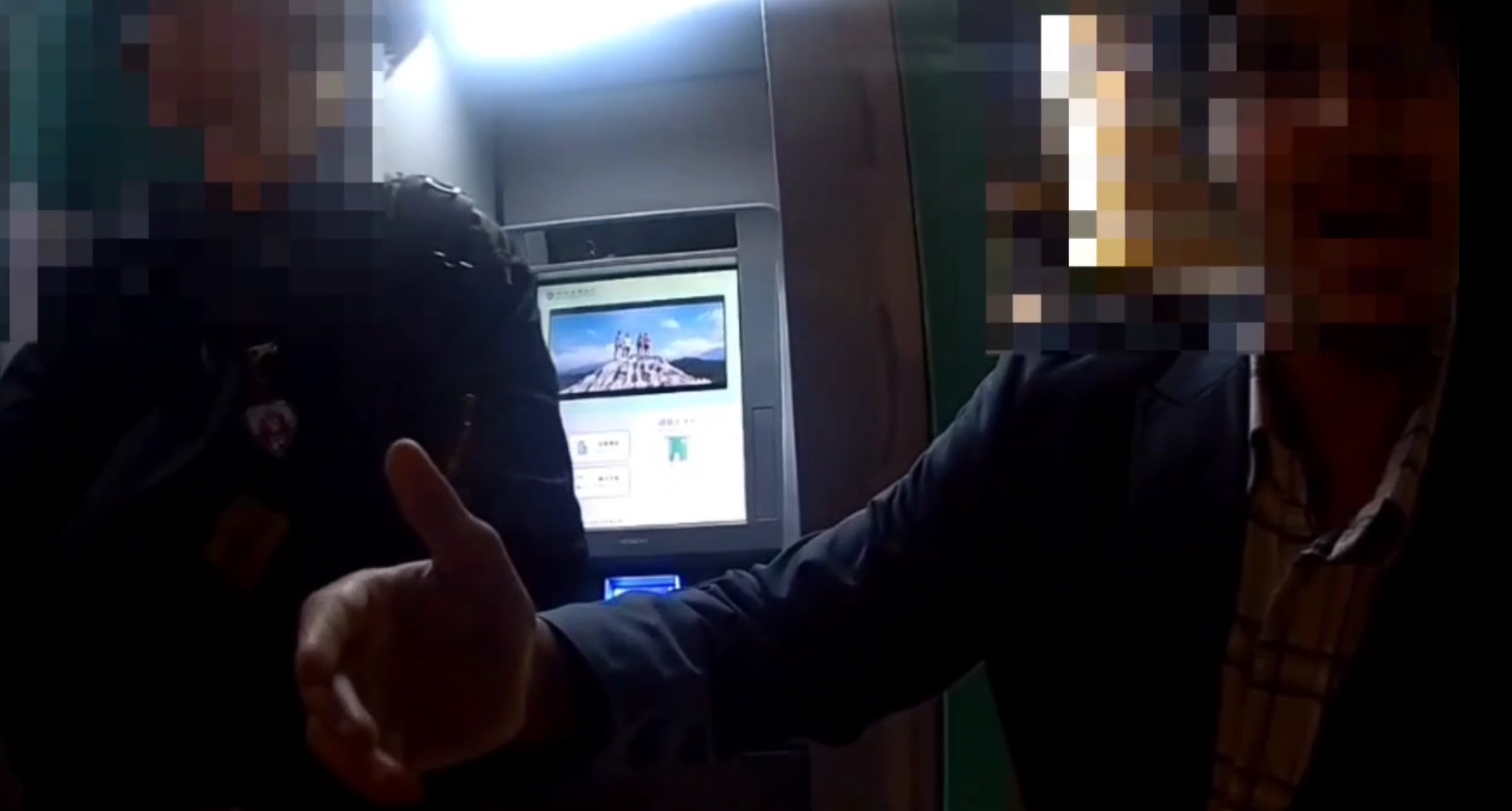 葉男遭印度男子（右）讀心術詐騙，將印男帶到提款機前報警處理。（翻攝畫面）