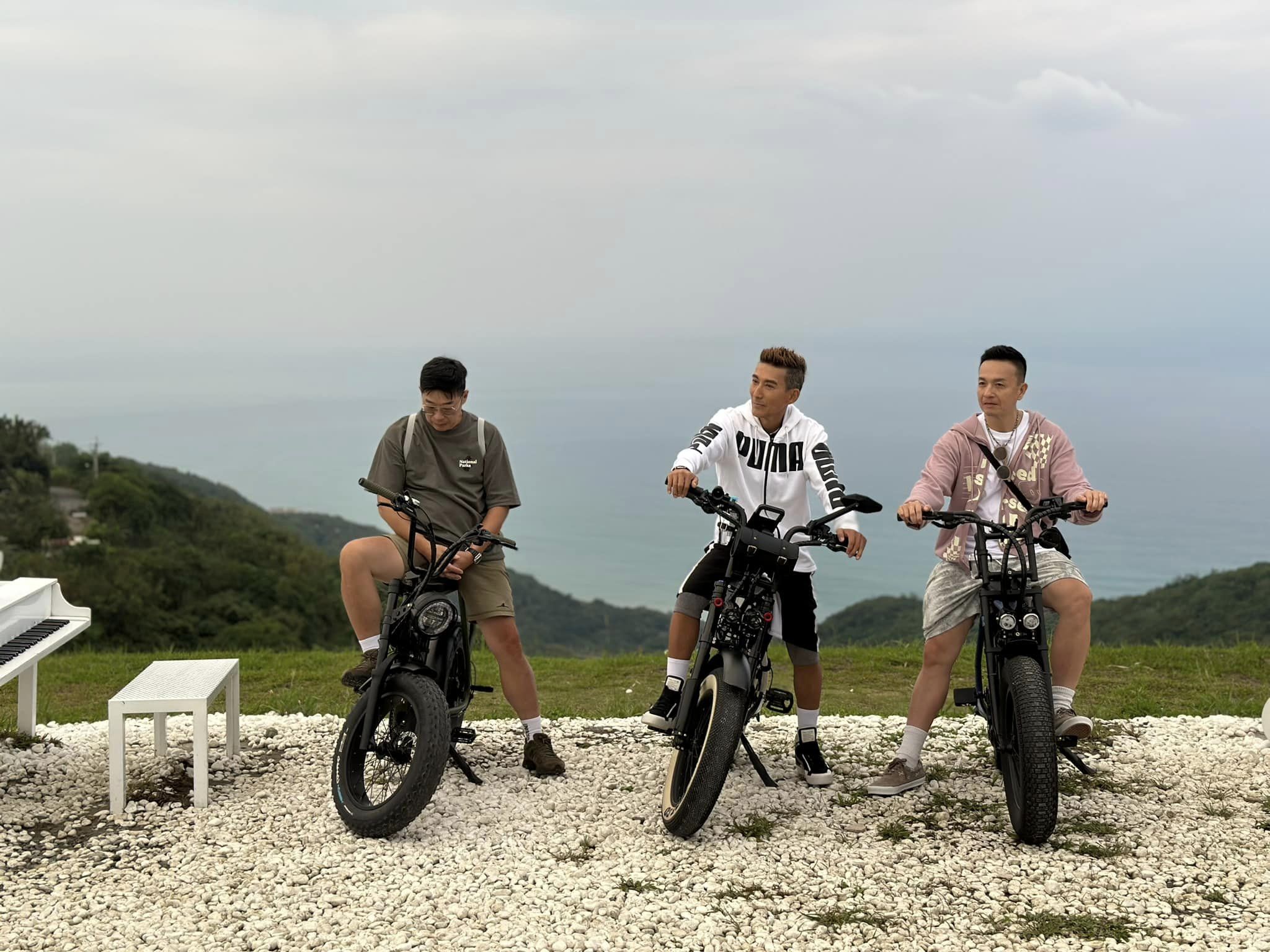 潘若迪（中）爆離婚，好友馬力歐（左）、小鐘（右）陪伴療傷，3人還一起騎重機出遊。（翻攝自潘若迪臉書）