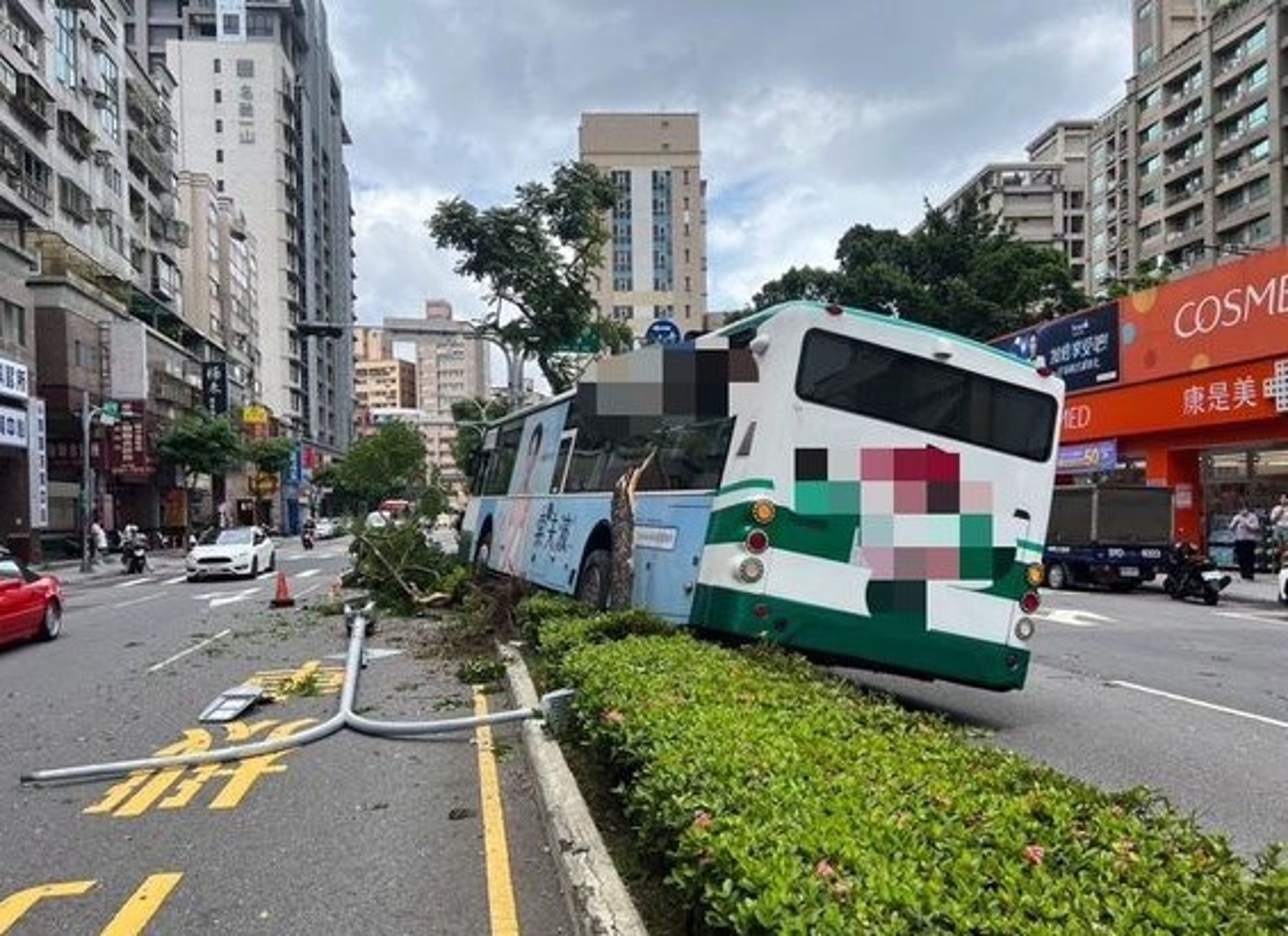 三重客運司機18日酒駕，自撞分隔島導致1名乘客受傷。（翻攝畫面）