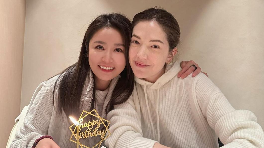 許瑋甯提早為林心如慶心，2人臉貼臉開心合照。，展現了2人的好感情。（翻攝自林心如臉書）