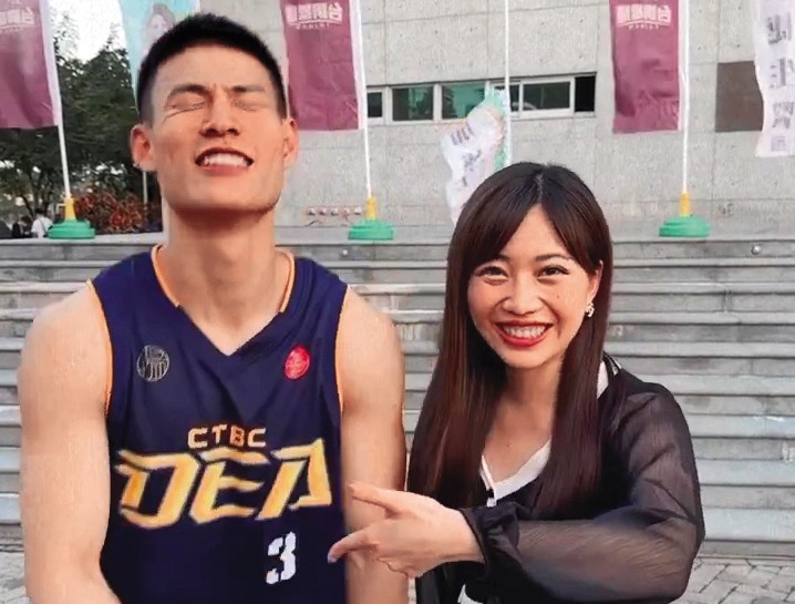 蔡尚樺（右）當初身為T1聯盟的策略行銷長，與林秉聖（左）拍動態短片就已很有火花，成為網友討論的話題。（翻攝自蔡尚樺IG）