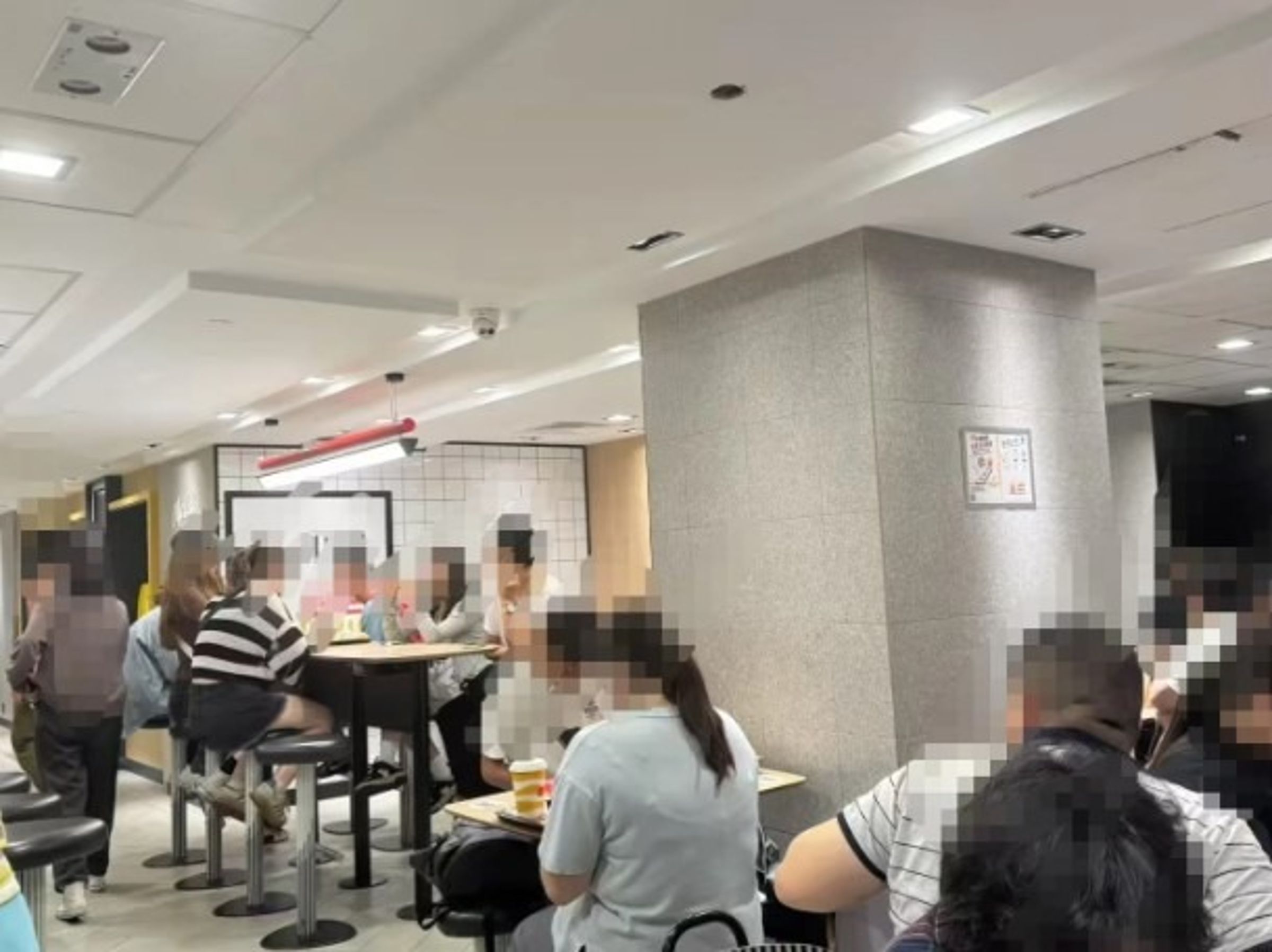一名中國女子分享夜宿麥當勞的經歷,被其他人狠酸後,她反嗆「出不出得起和願不願意出是兩個概念」。(翻攝自小紅書)