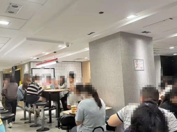 一名中國女子分享夜宿麥當勞的經歷，被其他人狠酸後，她反嗆「出不出得起和願不願意出是兩個概念」。（翻攝自小紅書）