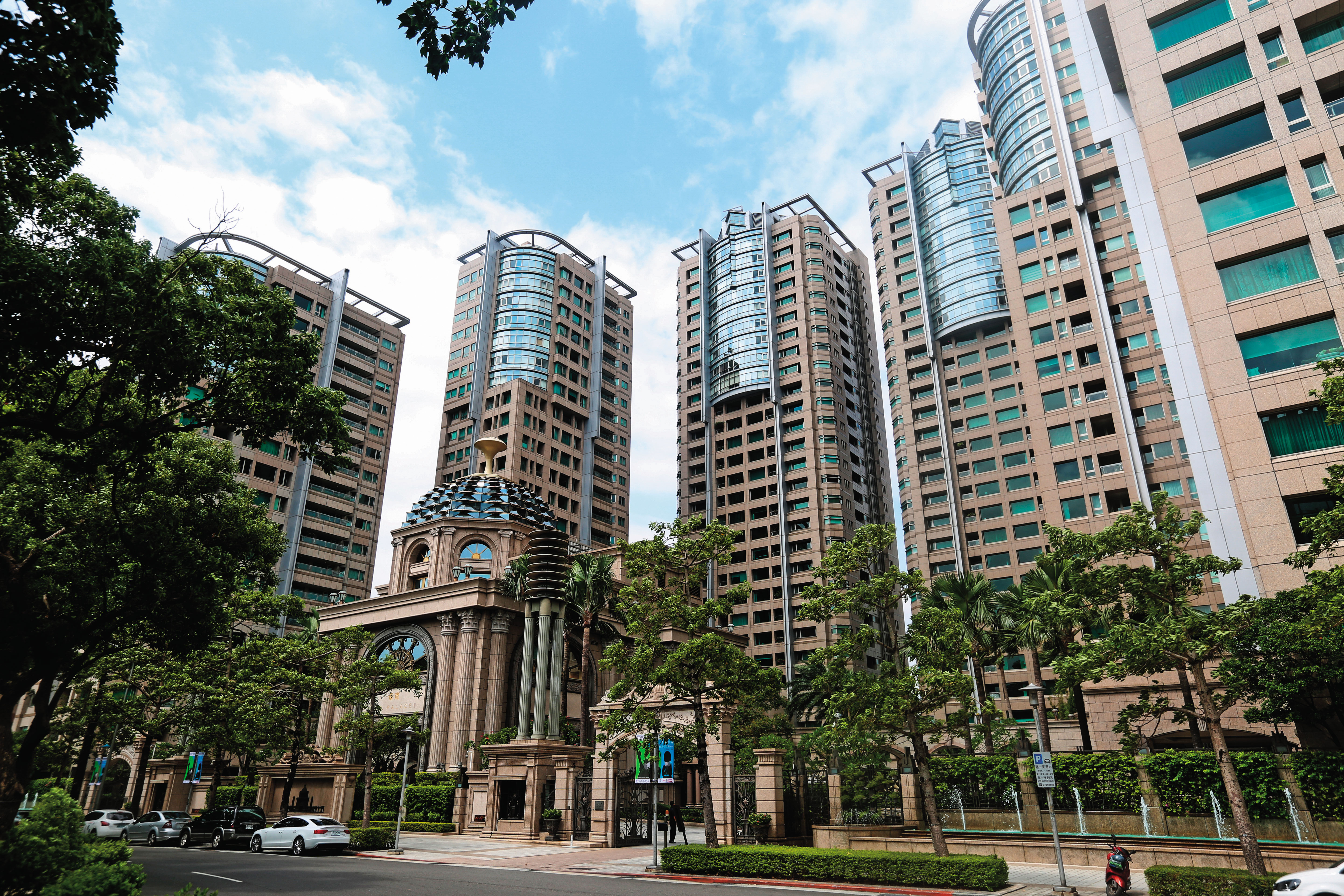 李珍妮被爆與帝寶（圖）鄰居傳新戀情，還要求王姓富商歸還磁扣鑰匙。