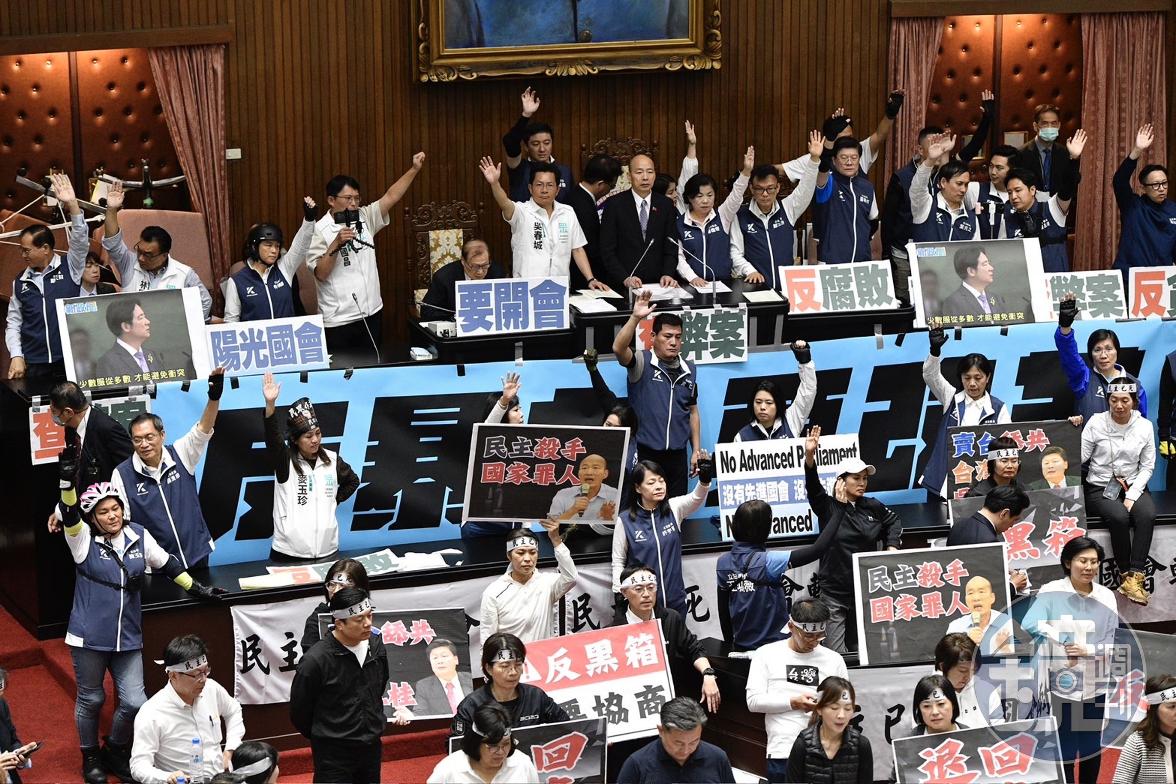 立法院21日表決至深夜，預計週五院會再戰。