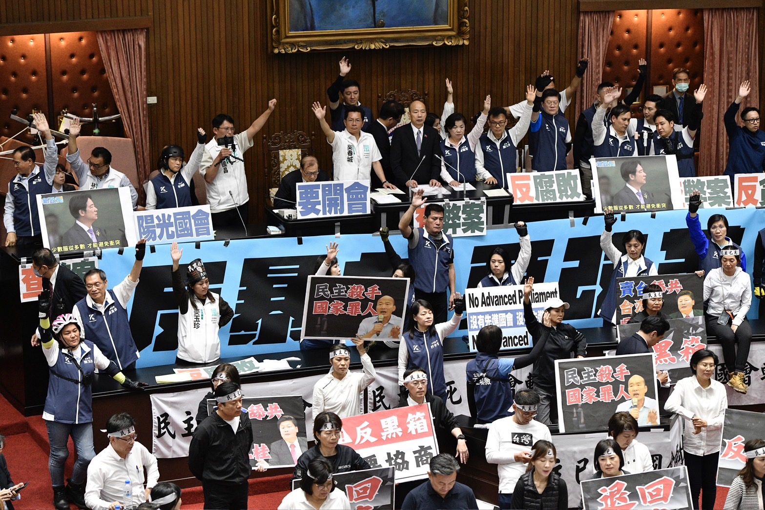 立法院21日表決至深夜,預計週五院會再戰。