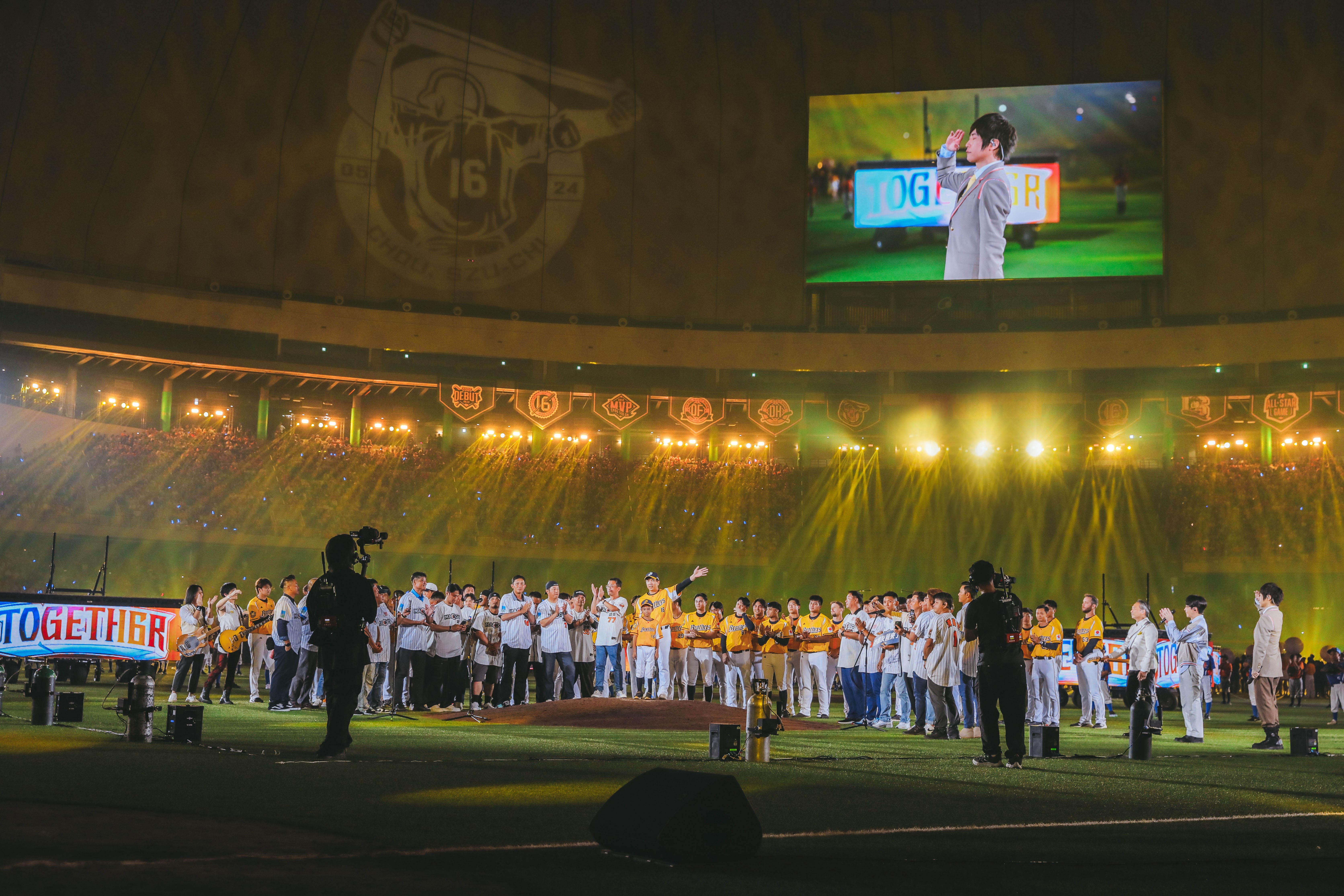 五月天昨在中信兄弟「The Last Together周思齊引退」主題週活動表演，深感榮幸能成為背景應援之一。（相信音樂提供）