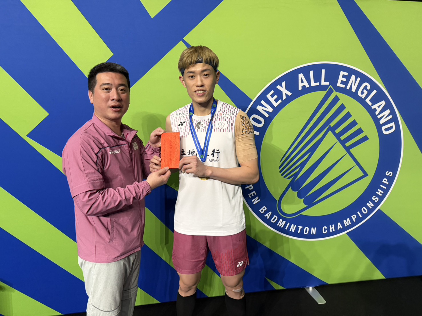 男單選手林俊易（右）獲頒激勵獎金10萬元，（左）總教練劉佳城。（羽協提供）