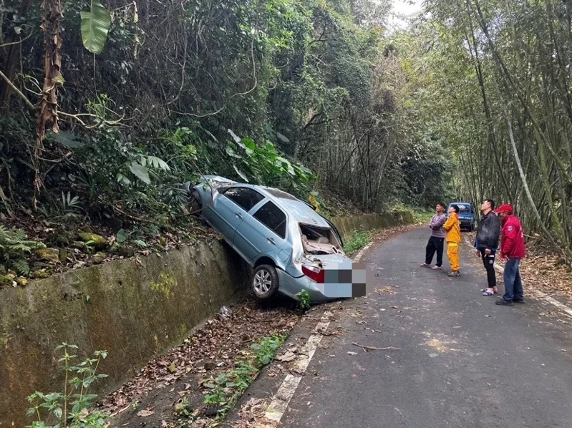 嘉義發生一起離奇車禍,駕駛不明原因丟下6歲兒子跑了。(翻攝畫面)
