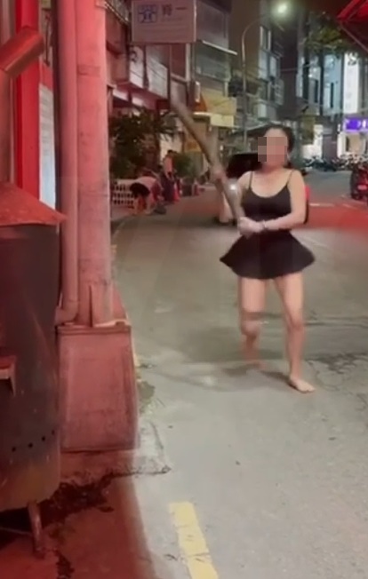 台中豐原昨晚發生一起口角糾紛，兩名外籍女移工追逐至店家內扭打，其中一人抄起約1公尺長的木棍光腳追逐。（翻攝自豐原好康聯盟臉書社團）