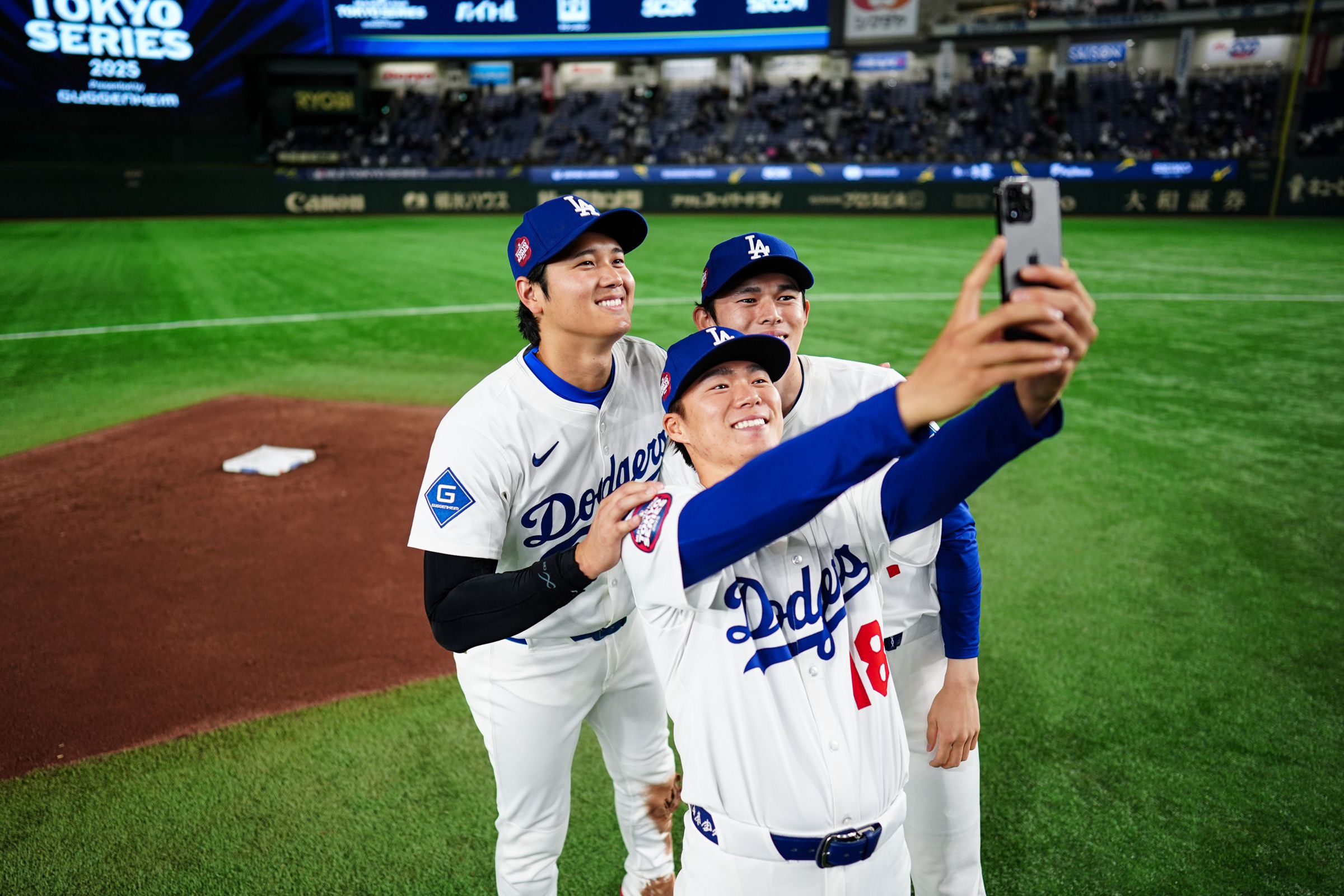 道奇隊在東京系列賽風光拿下2連勝，陣中日本球星大谷翔平、佐佐木朗希、山本由伸自拍留念。（翻攝自MLB X）