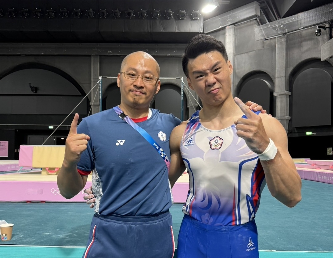 與唐嘉鴻一起出征巴黎奧運的教練翁士航（左）爆出霸凌、性平爭議，唐嘉鴻今透過經紀公司說明立場。（翻攝自師大官網）