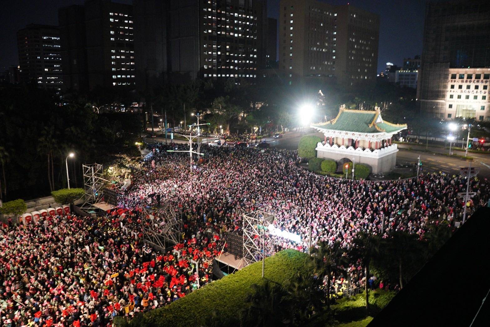 民進黨支持者擠爆舉辦於凱道的台北造勢晚會。(賴清德團隊提供)
