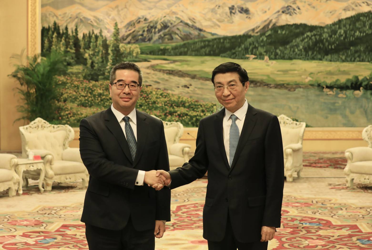 蕭旭岑認為，AIT處長谷立言只比科長大一點，卻要求東要求西。圖為他赴中會見中國全國政協主席王滬寧。（國民黨提供）
