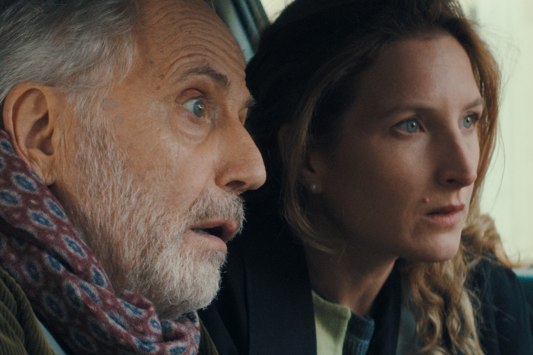 法國女星茱莉亞皮雅頓（右）跟法布萊斯魯奇尼（左）第一場戲就要開車，前者超怕出車禍。（采昌國際多媒體提供）