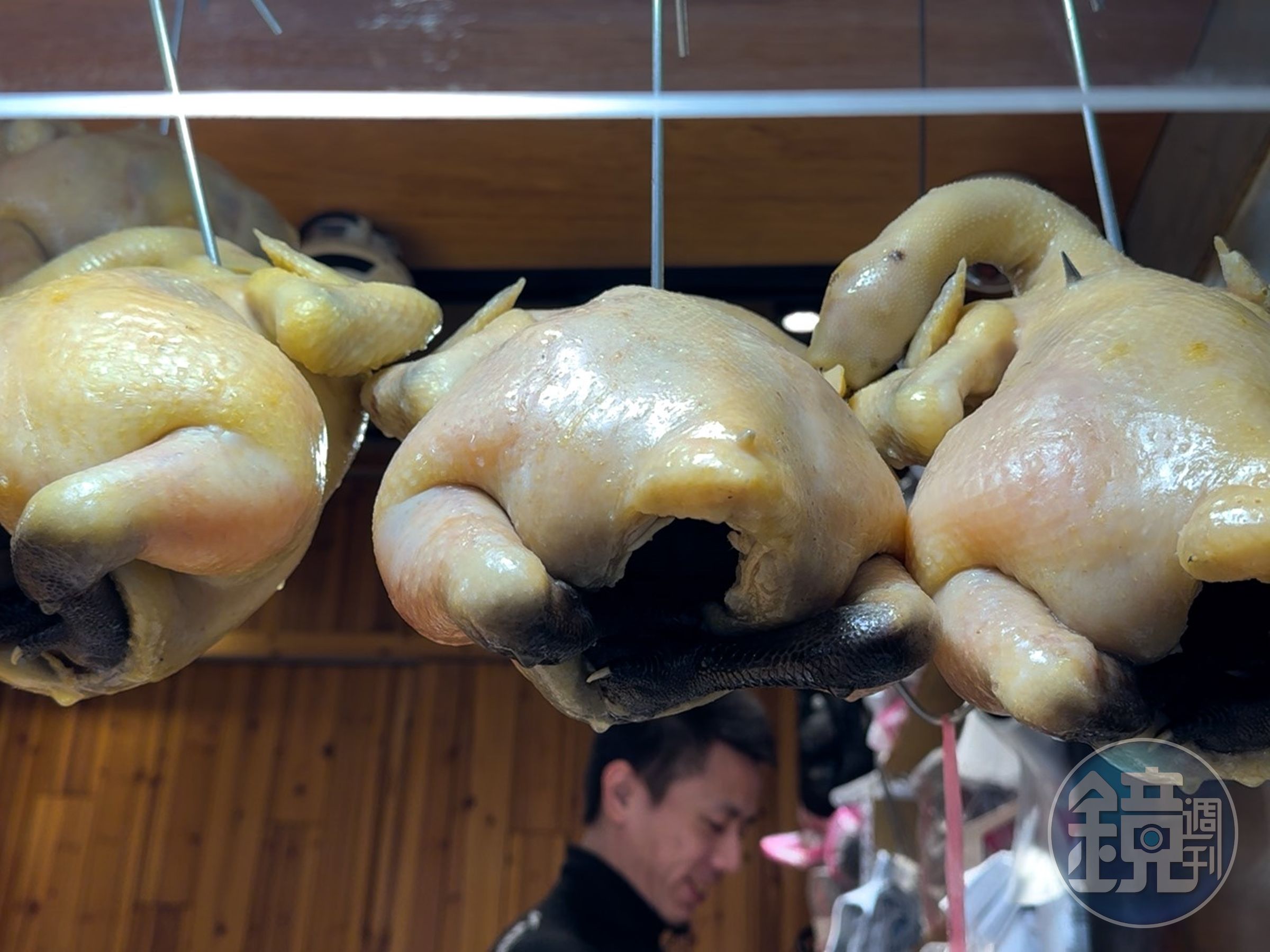 雞隻的皮肉間，會有厚厚的果凍，除了成長天數要夠，煮的時候也不能大火滾，起鍋後還要立刻推進冷氣房吹涼。