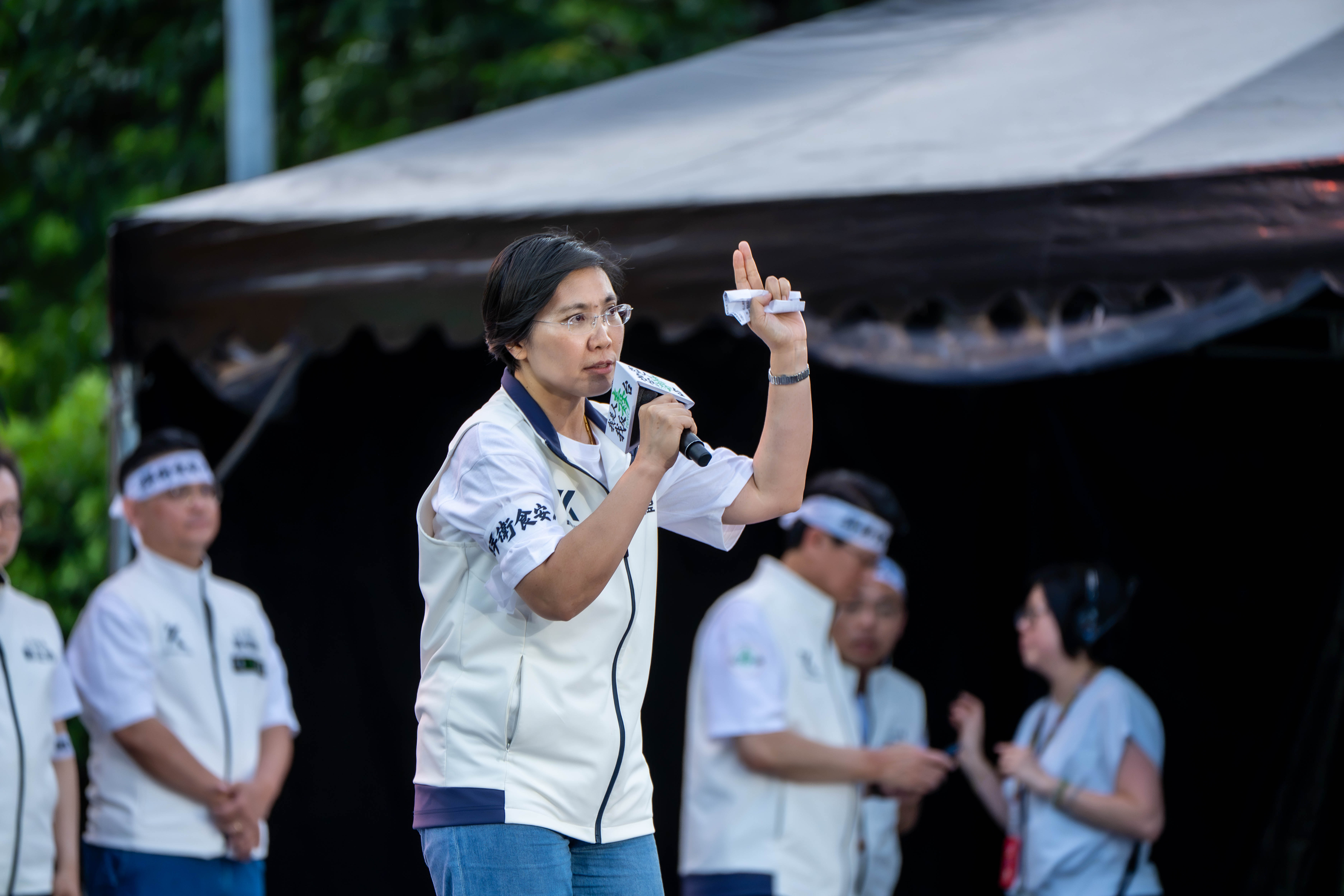 鄭麗文稱新竹縣選情列為危險地區,地方人士憂藍營初選裂痕致整合停滯,恐陷政治耳語。(徐欣瑩辦公室提供)