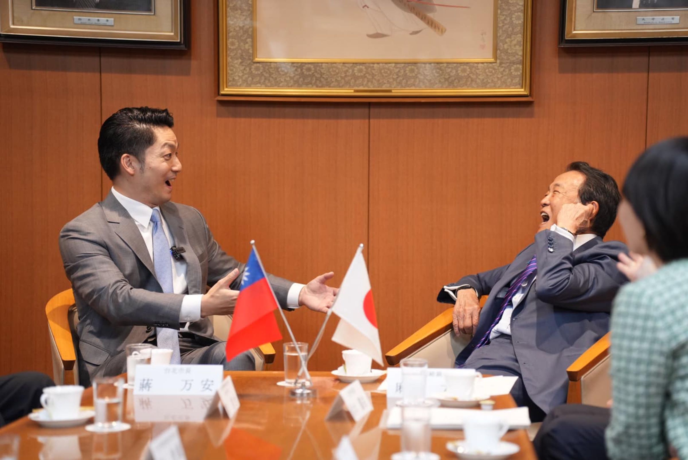 蔣萬安(左)昨拜會日本前首相麻生太郎(右)。(翻攝蔣萬安臉書)