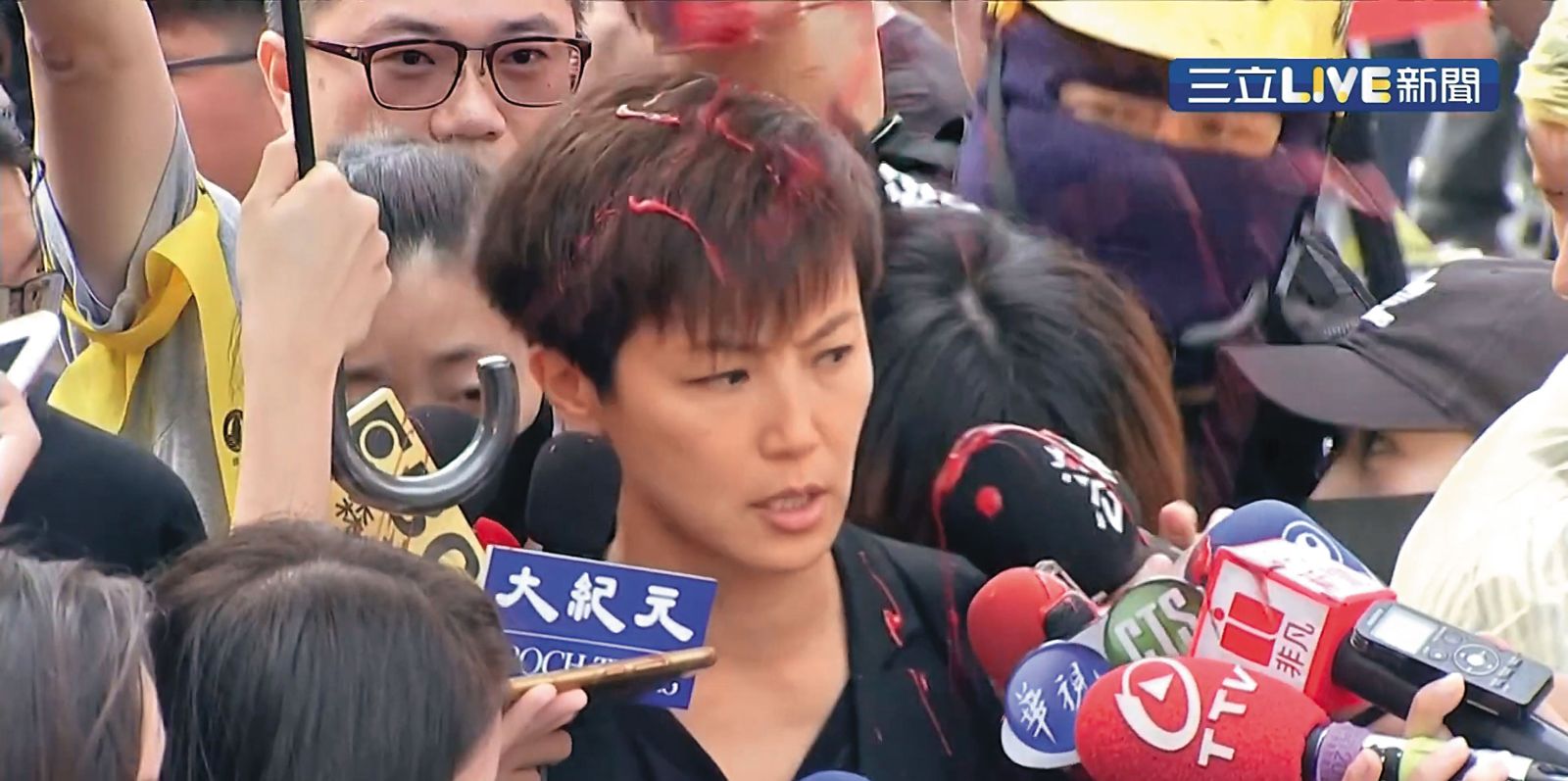 香港歌手何韻詩在台灣遭潑漆，引發世界關注。（翻攝三立新聞）