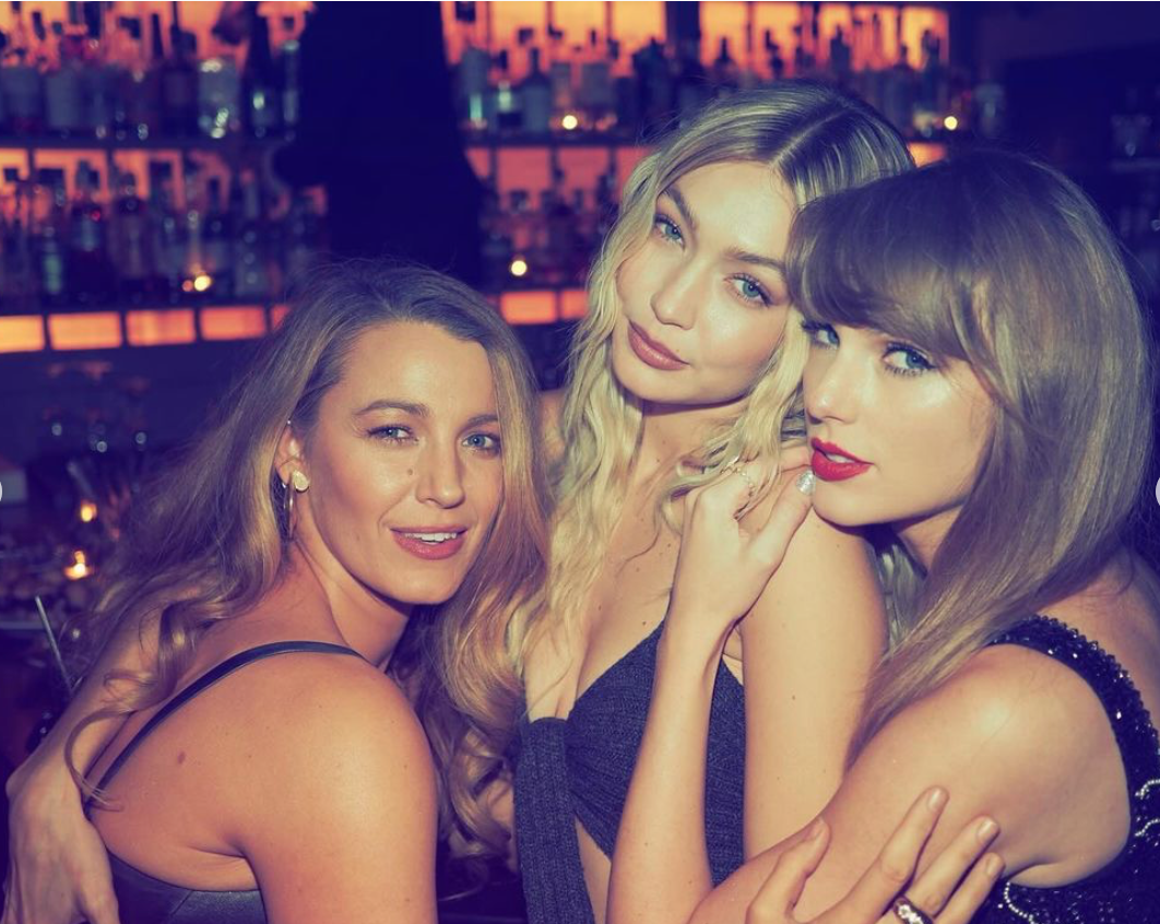 女星布蕾克萊芙莉（左起）、名模吉吉哈蒂德、泰勒絲一起慶祝泰勒絲34歲生日。（翻攝自Taylor Swift官方Instagram）