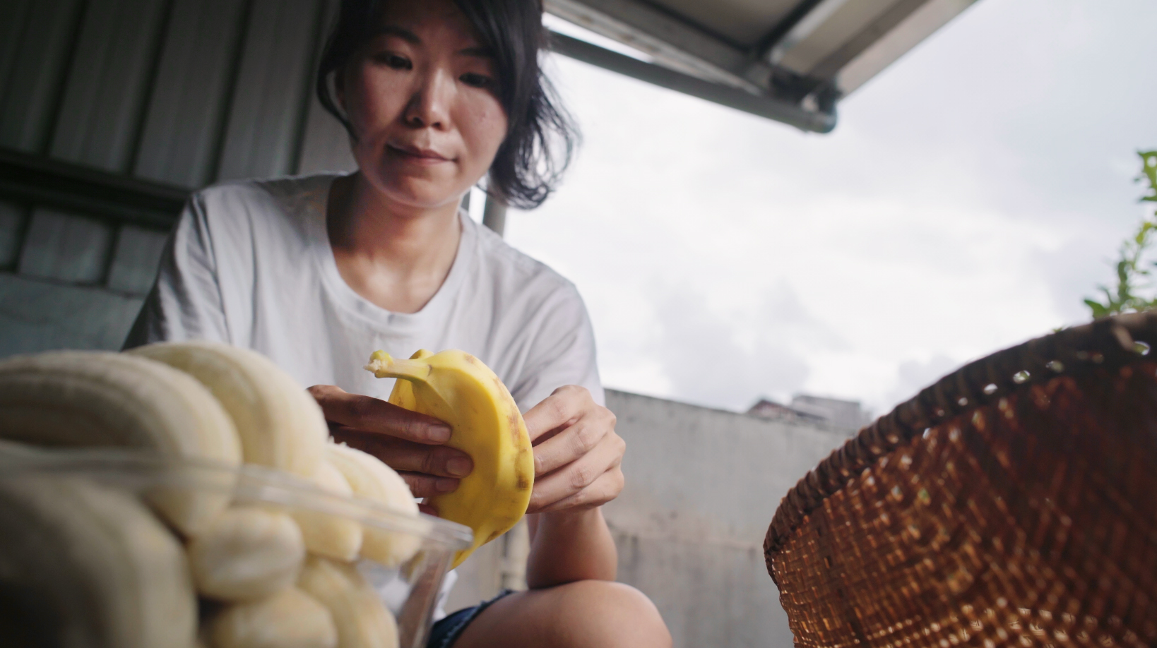 藝術家羅懿君長期以香蕉皮做為創作素材，家人們各個聞蕉色變。（公視提供）