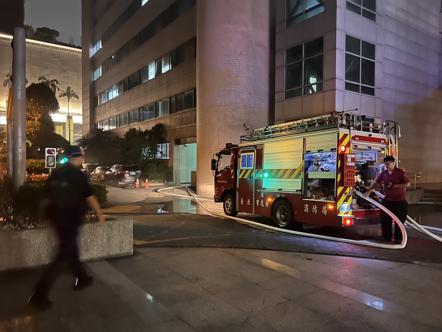 刑事局15日晚間傳出火警，警消出動消防車馳援。（刑事局提供）