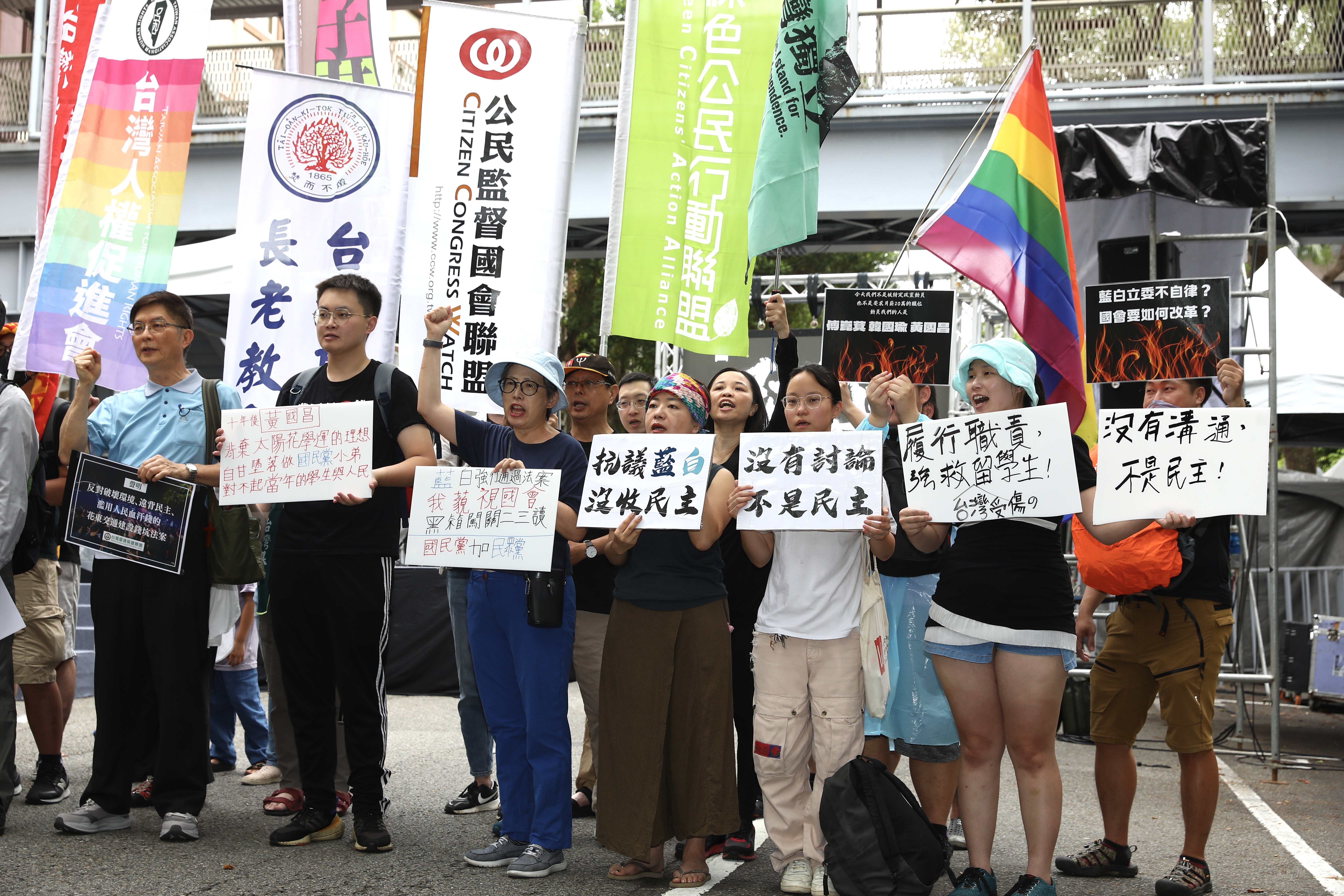 各公民團體集結於立法院外，發起「國會濫權，民主倒退，公民搶救，立院集結」抗議行動。