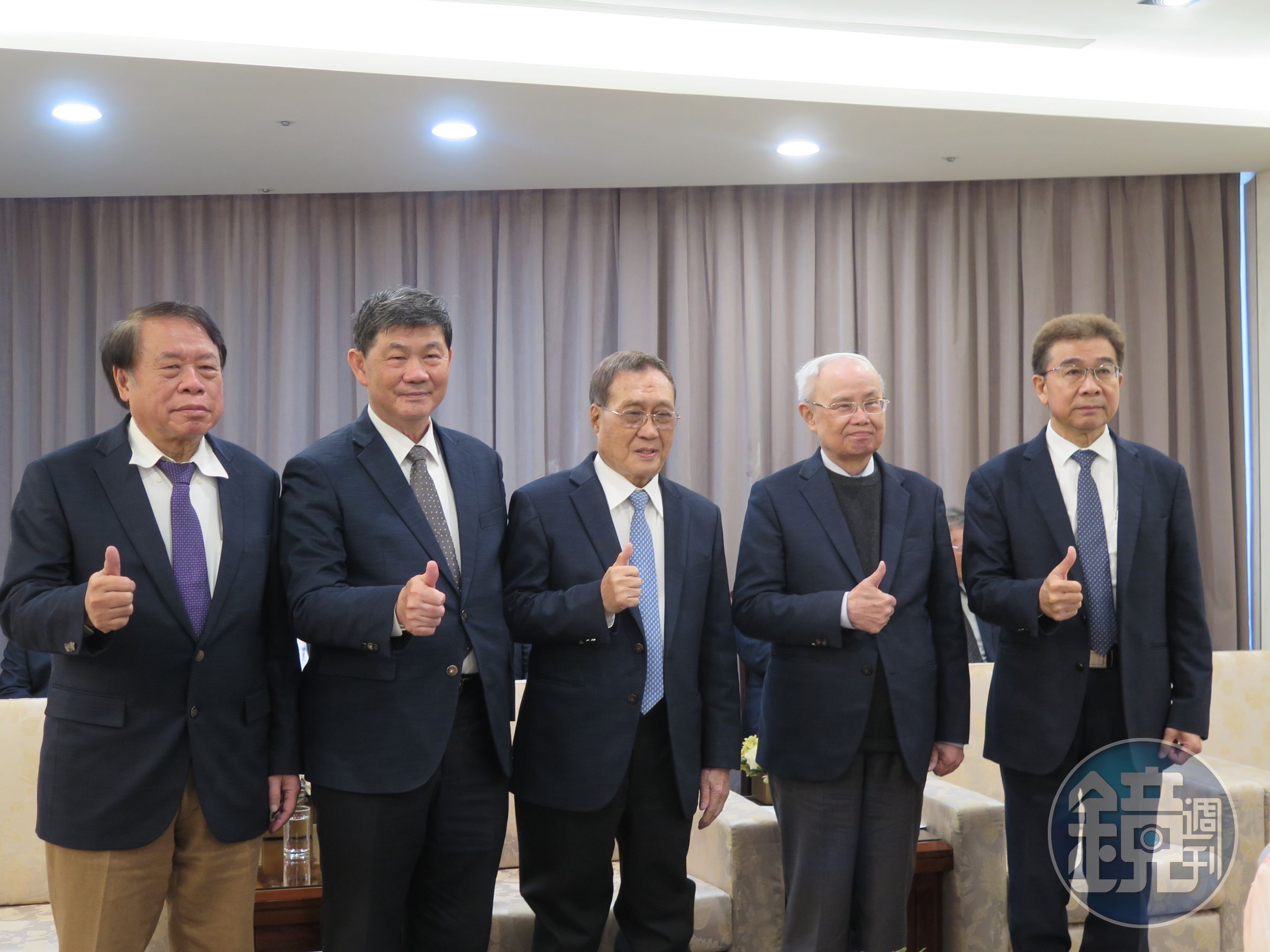 台塑集團總裁吳嘉昭(中)舉行記者會,台塑化董事長曹明(左1)、台塑董事長郭文筆(左2)、台化董事長洪福源(右2)、台塑總管理處總經理林善志(右1)共同出席。