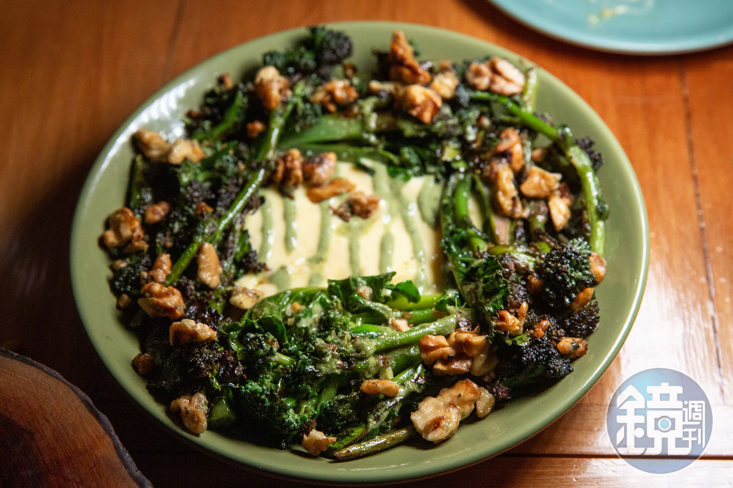 「Broccolini w Lemon Custard+Walnut+Kawakawa」將花椰菜苗搭配檸檬奶油醬、核桃、卡瓦卡瓦胡椒,將蔬菜清甜融合堅果香氣與帶有胡椒感的草本風味。(紐幣元25/份,約NT$472)