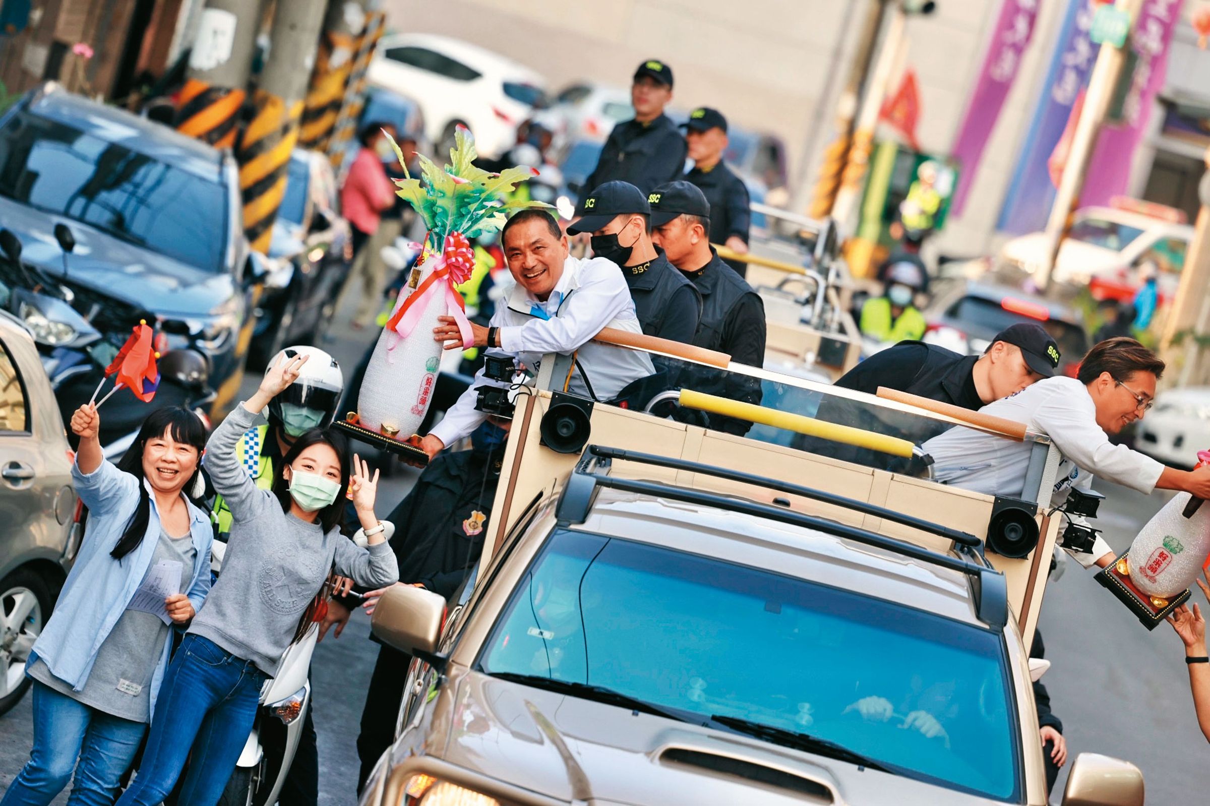 侯友宜近期啟動一系列車掃行程,不只未穿防彈衣,防彈玻璃高度也減半,力求親民反攻綠營南部票倉。(侯友宜團隊提供)