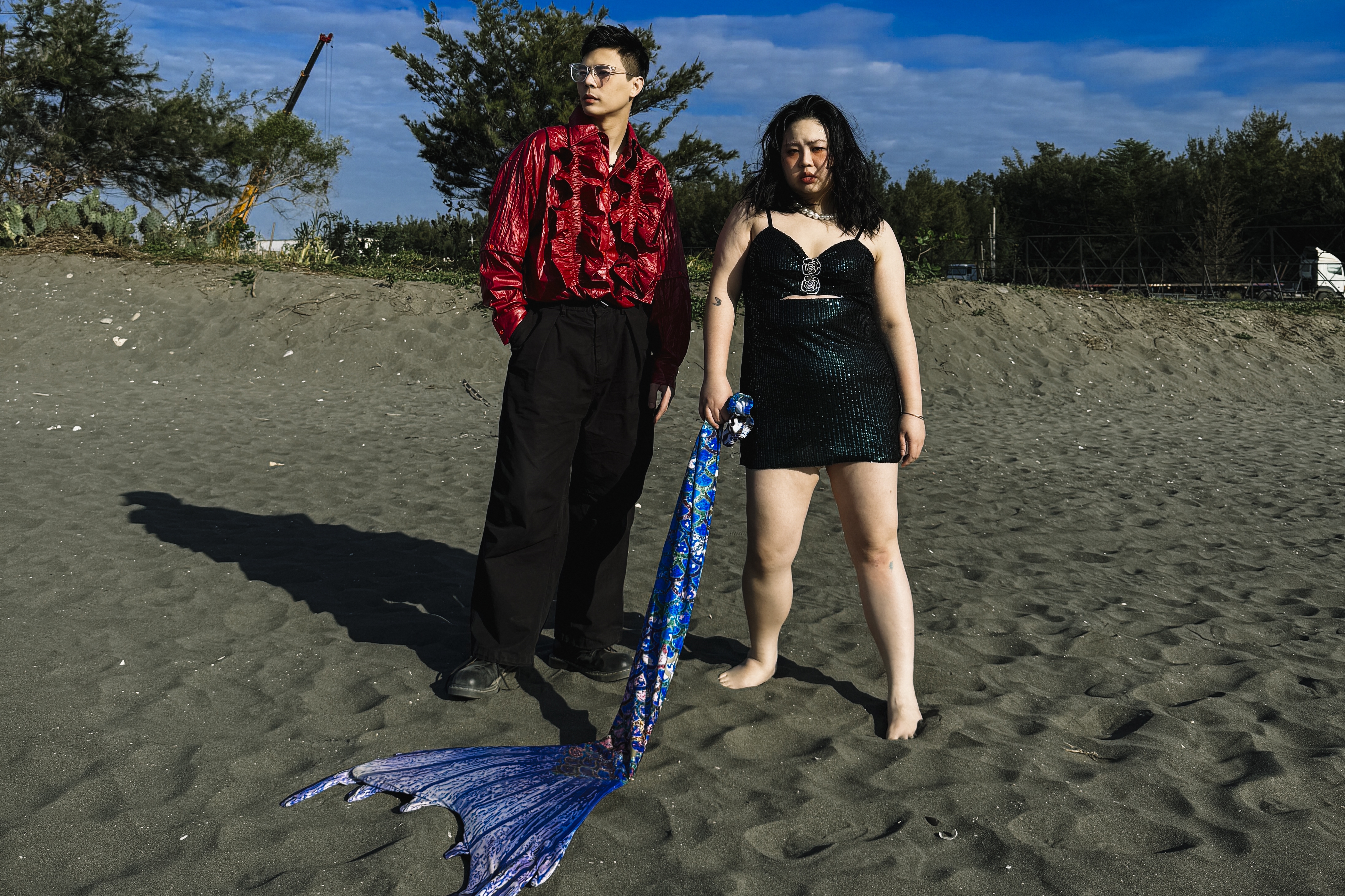 柯朋宇和大文不畏低溫完成下海戲碼。（光與澈音樂提供）