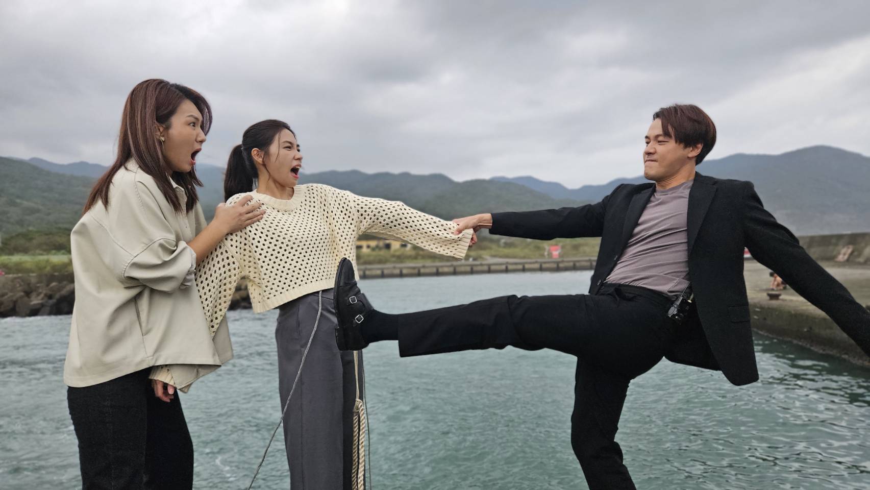 黃文星、李又汝、曾智希日前為《愛的榮耀》到海邊拍攝重頭戲。（民視提供）