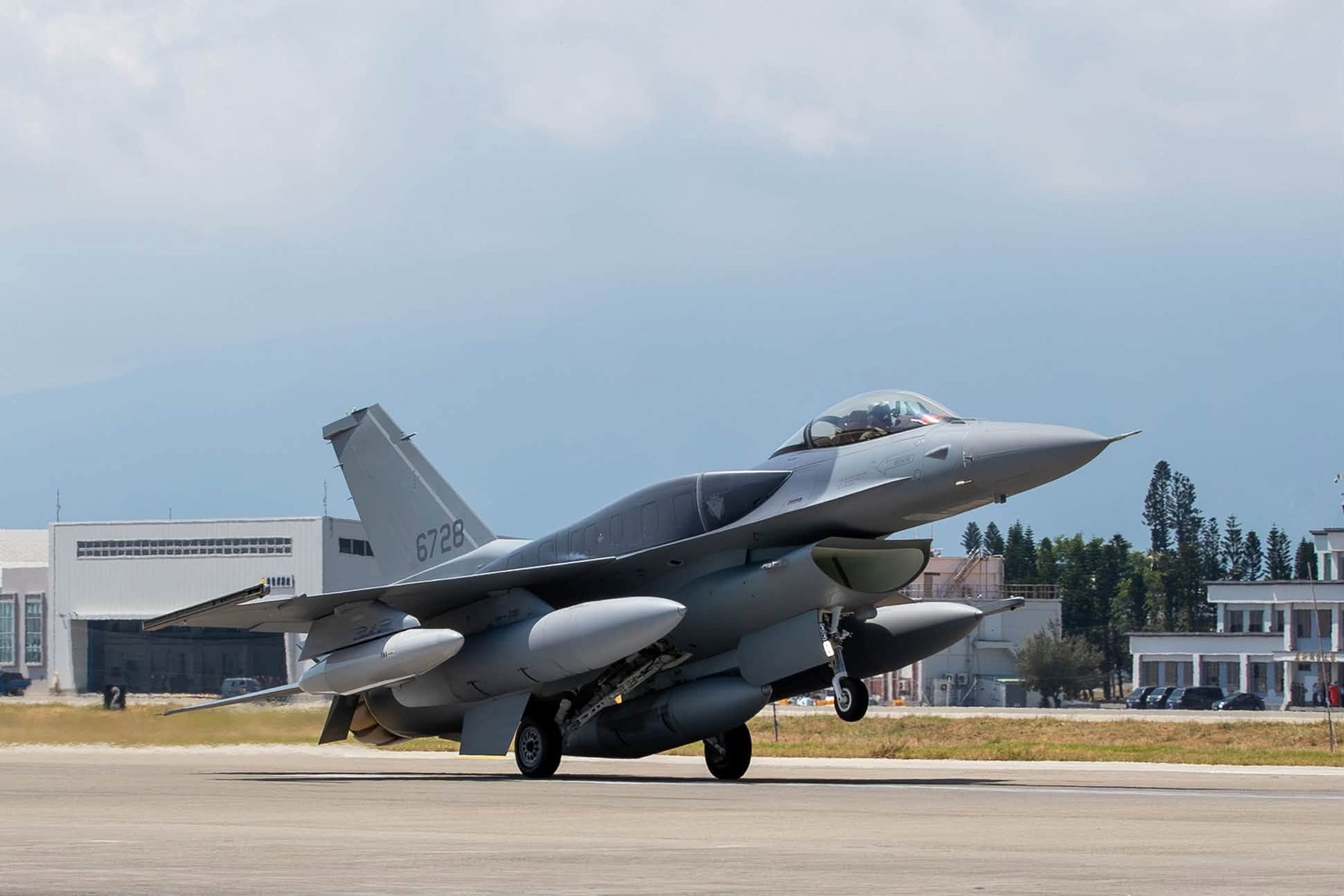 台灣向美國採買66架F-16V BLK70戰鬥機,首批2架F-16V今從美國夏威夷飛抵台灣。(翻攝自賴清德臉書)