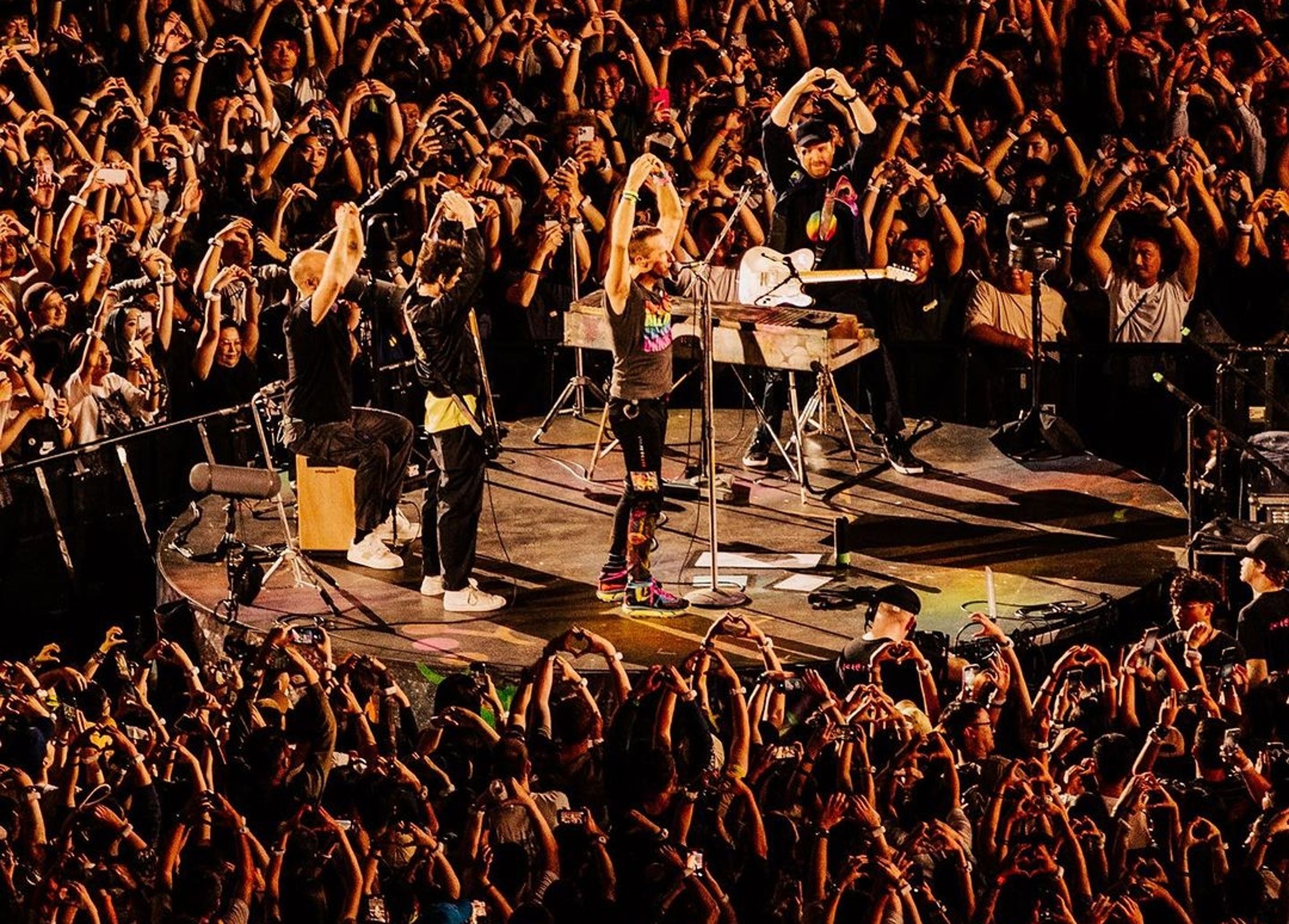 英國搖滾樂團Coldplay酷玩樂團來台開演唱會,網友讚高雄交通配套措施做得好。(翻攝自Coldplay IG)