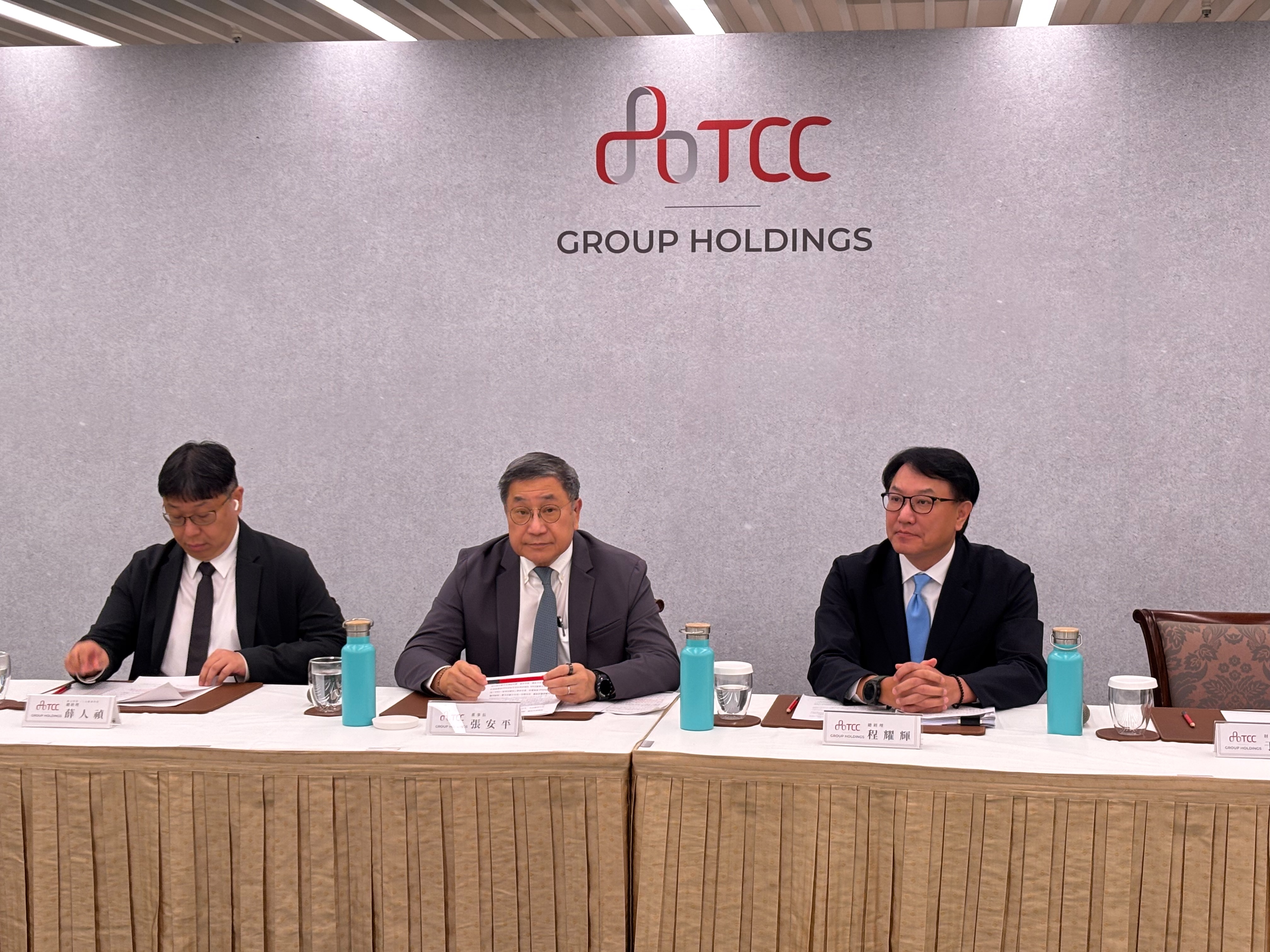 台泥董事長張安平親自率領公司經營團隊成員，針對三元能源科技火災事件於晚間召開一場記者說明會，說明供應鏈穩定計畫及社區溝通等問題。