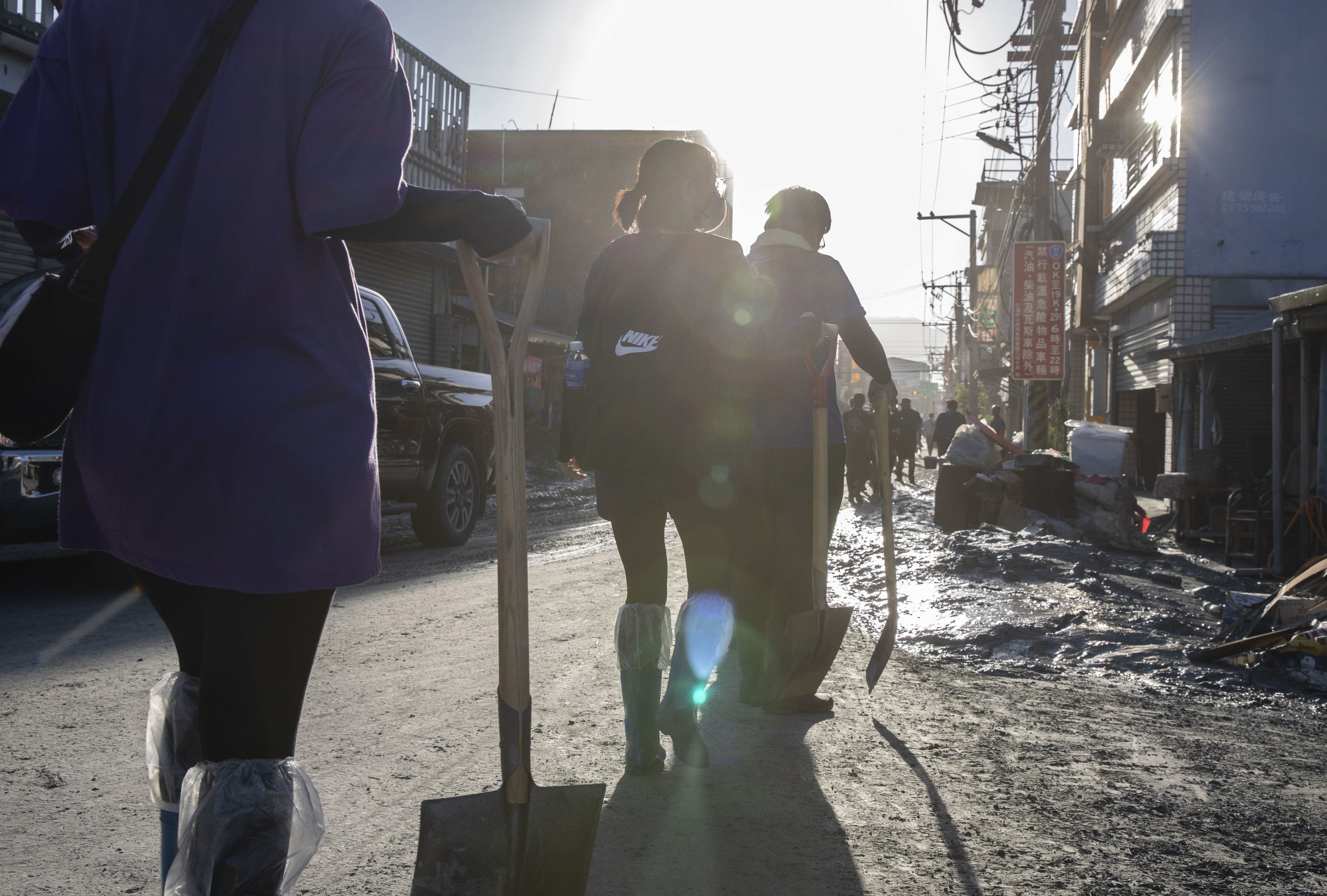 一名女志工獨自前往救災，卻在物資站與休息處被一名當地阿伯尾隨、調戲。（示意圖，非當事人）
