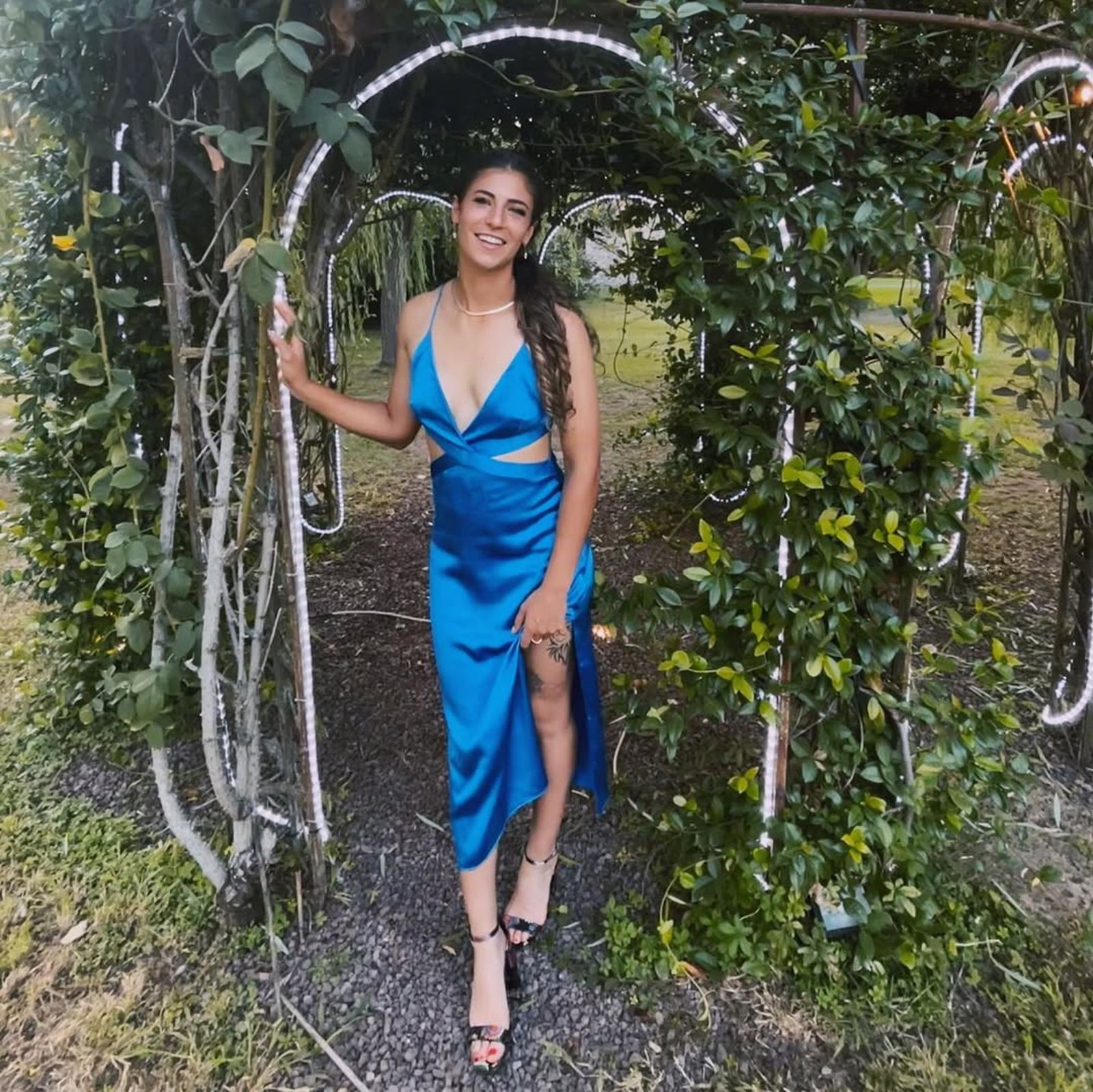 莎菈在社群曬出穿深V禮服的美照，流露性感的一面。（翻攝IG@sarahhhedwards） 