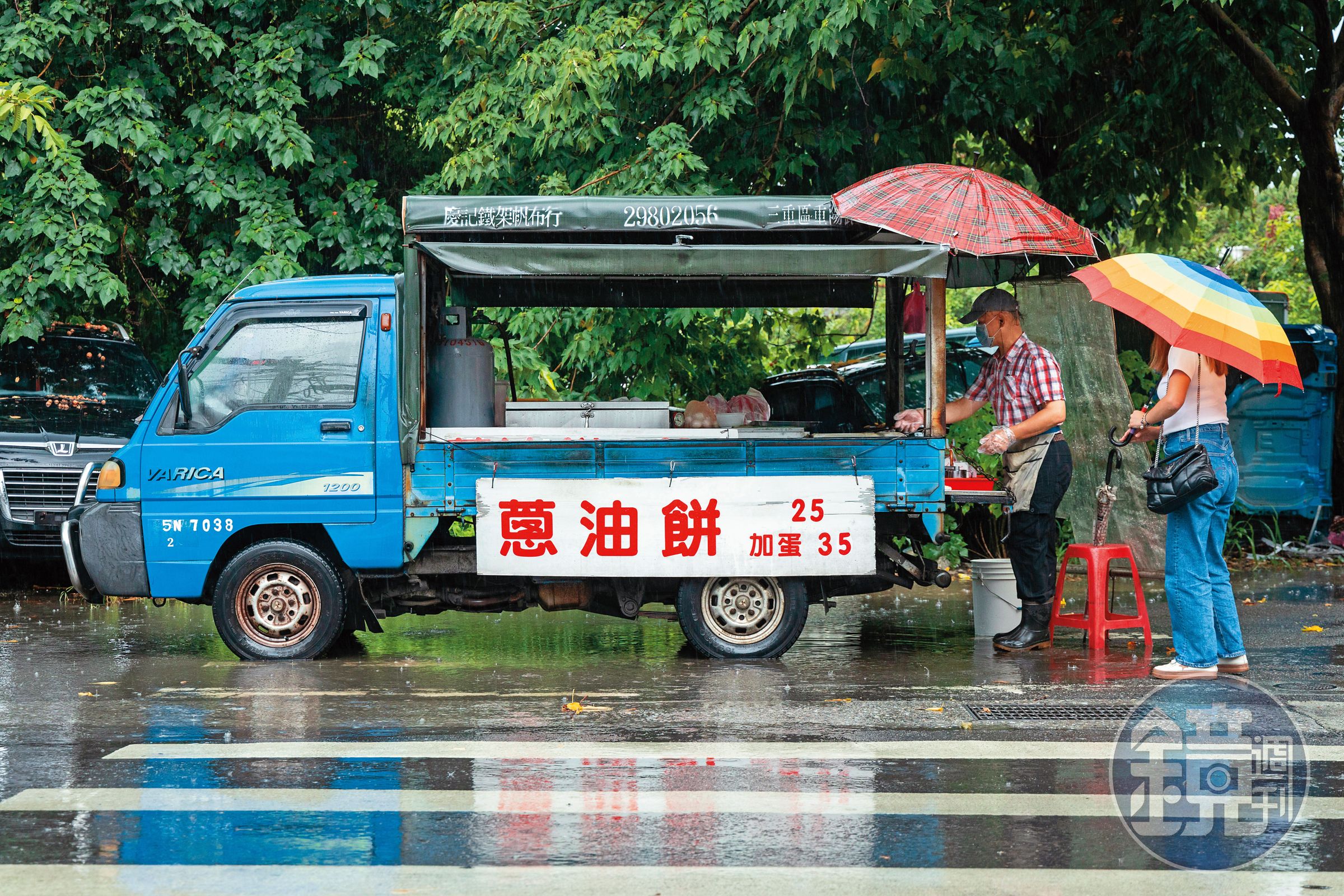 「社子第一好吃蔥油餅」老闆不希望客人撲空,仍冒著暴雨出門賣餅。